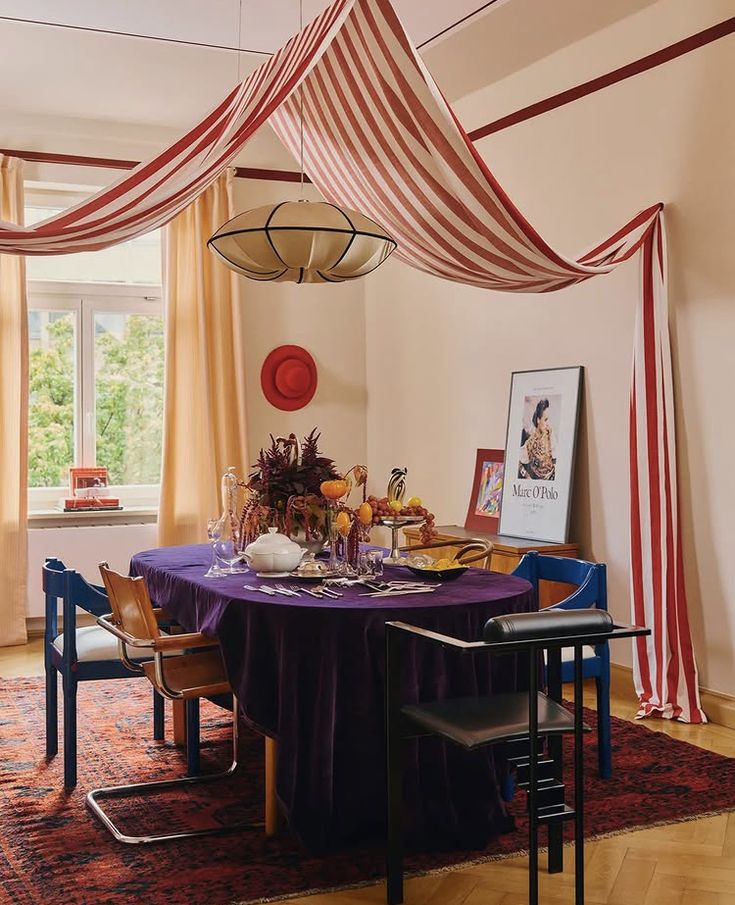 Lar lúdico com cores e objetos afetivos