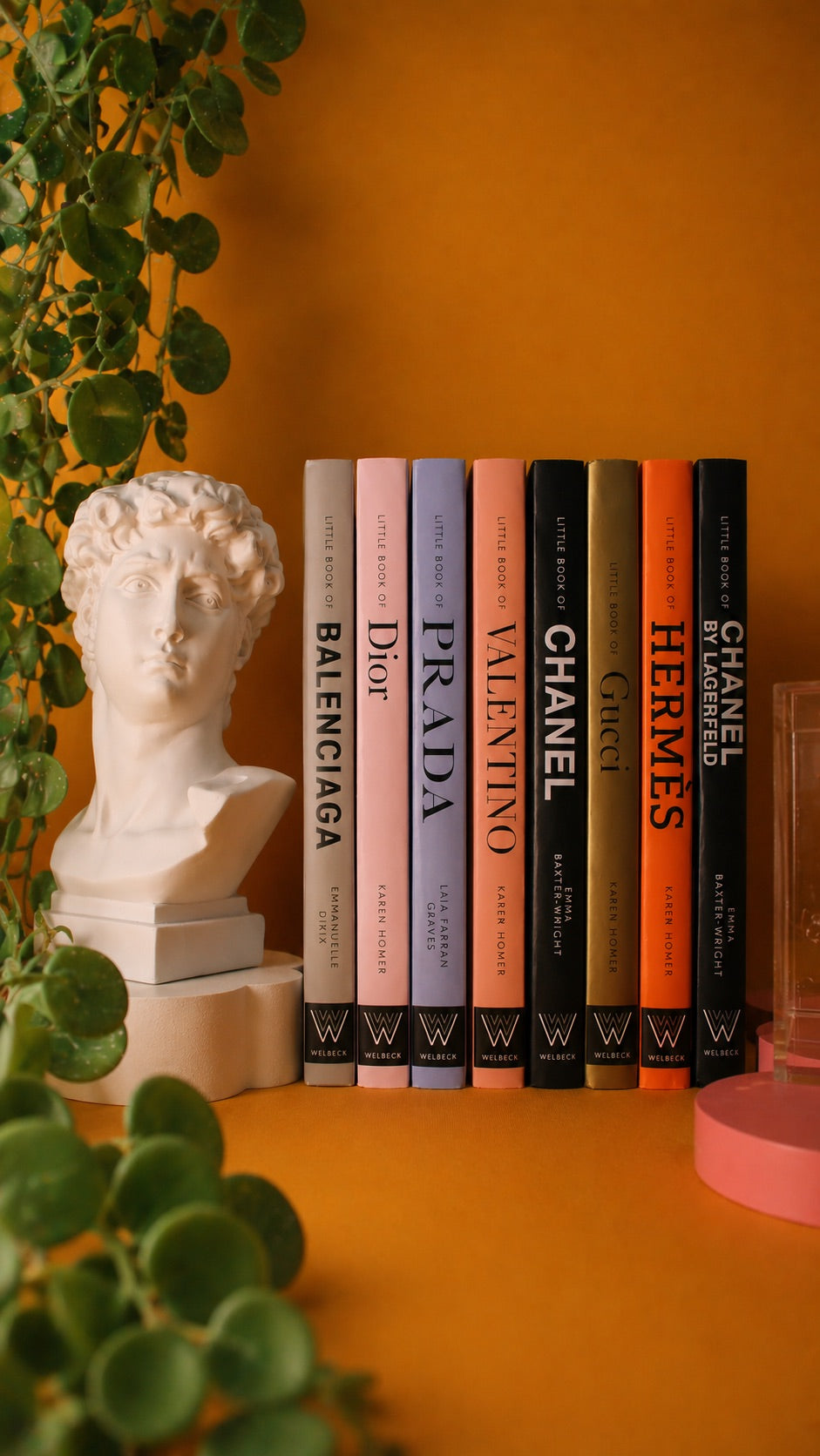 Coffee table books na decoração: como escolher e usar livros pela casa