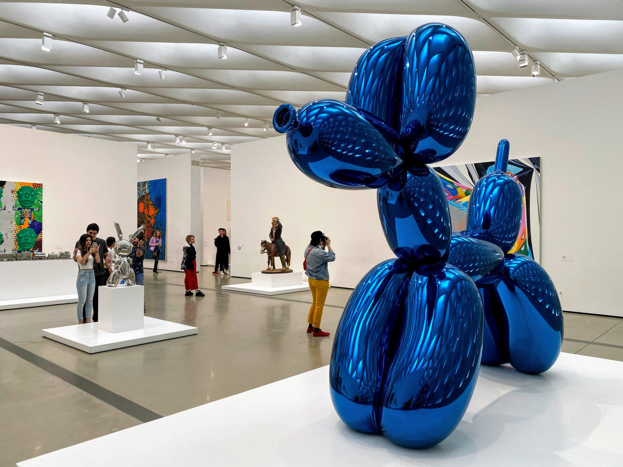 Galeria de arte com iluminação e espaço de respiro
