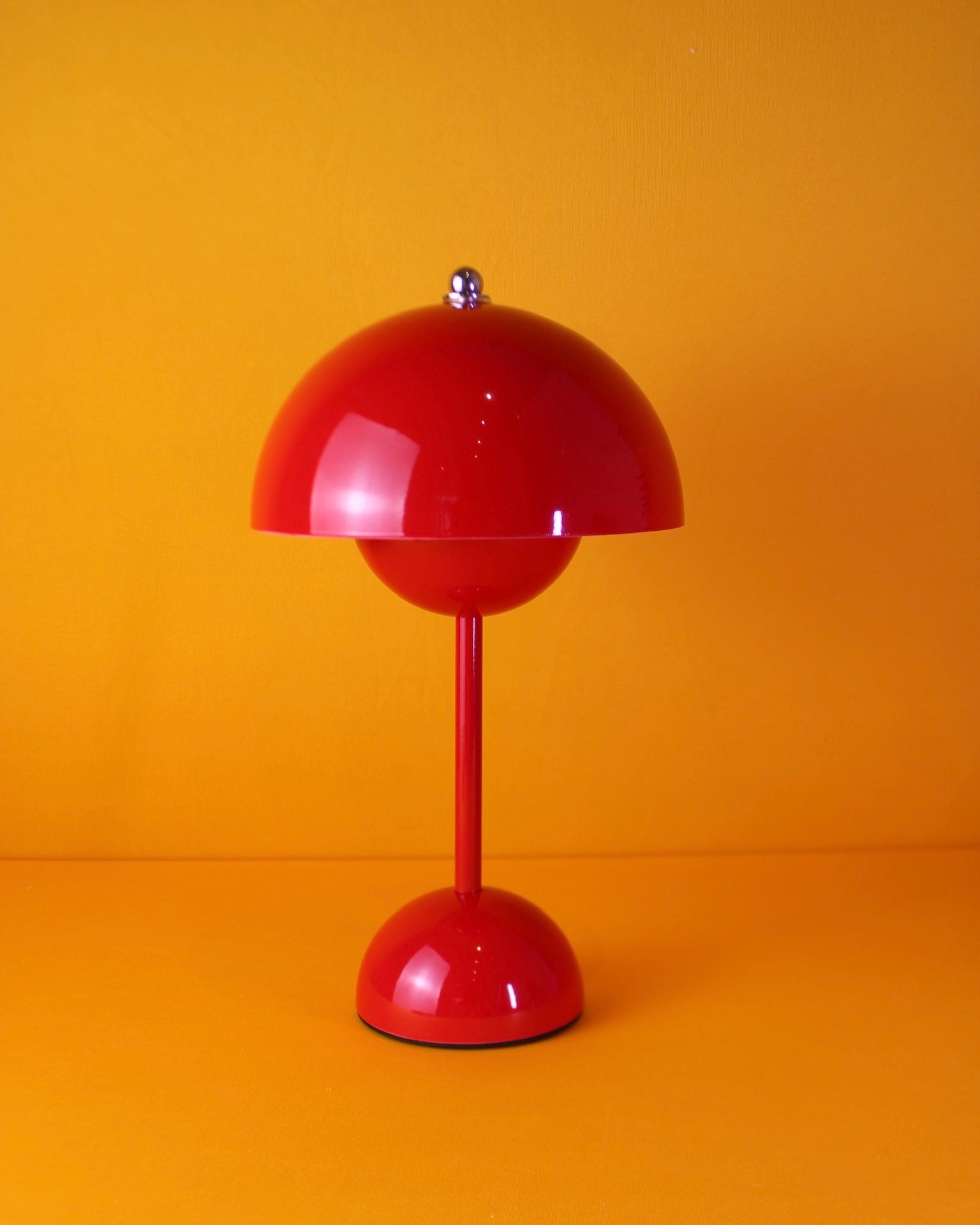 Abajur Mushroom recarregável Modern Mood nas cores vermelho e verde, com luz quente e fria, design minimalista