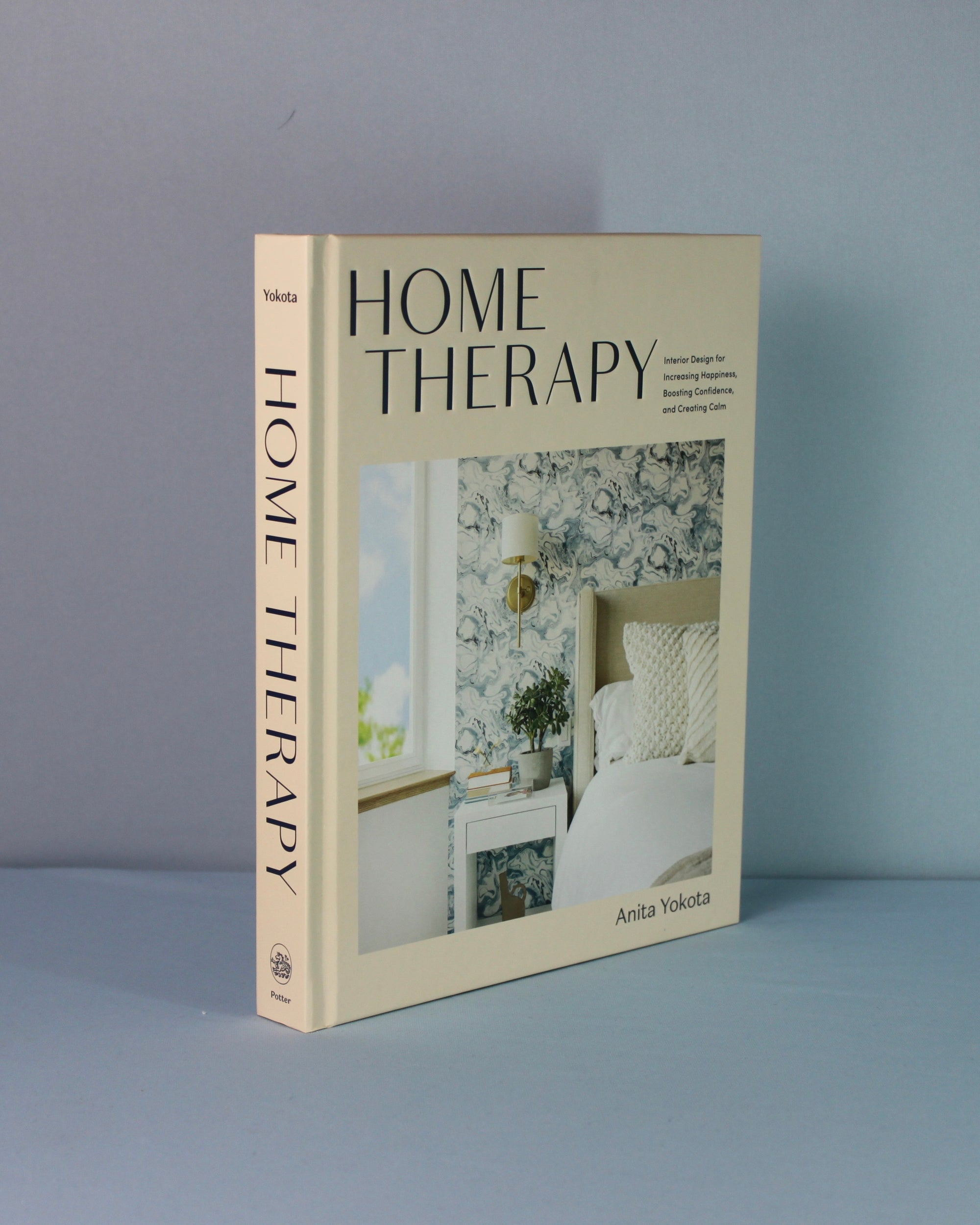Livro Home Therapy de Anita Yokota em capa dura para decoração e bem-estar na mesa de centro