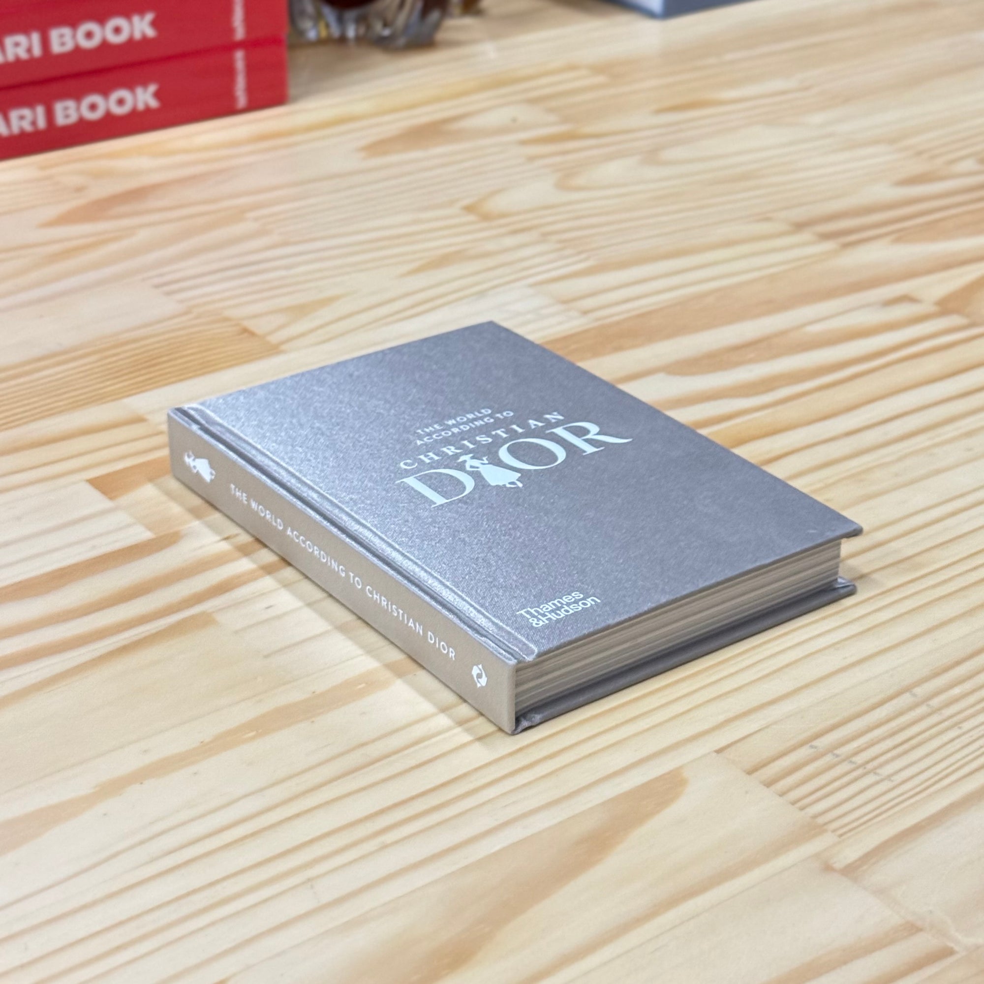Livro The World According To Christian Dior Thames & Hudson - Modern Mood