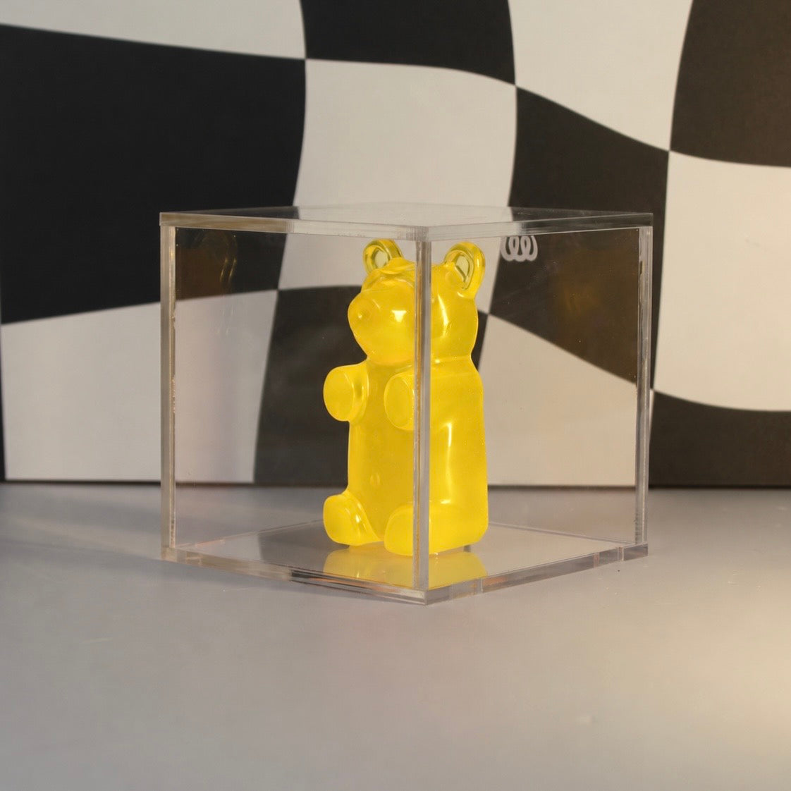 Gummy Bear no Cubo em caixa de acrílico, escultura decorativa pop da Modern Mood