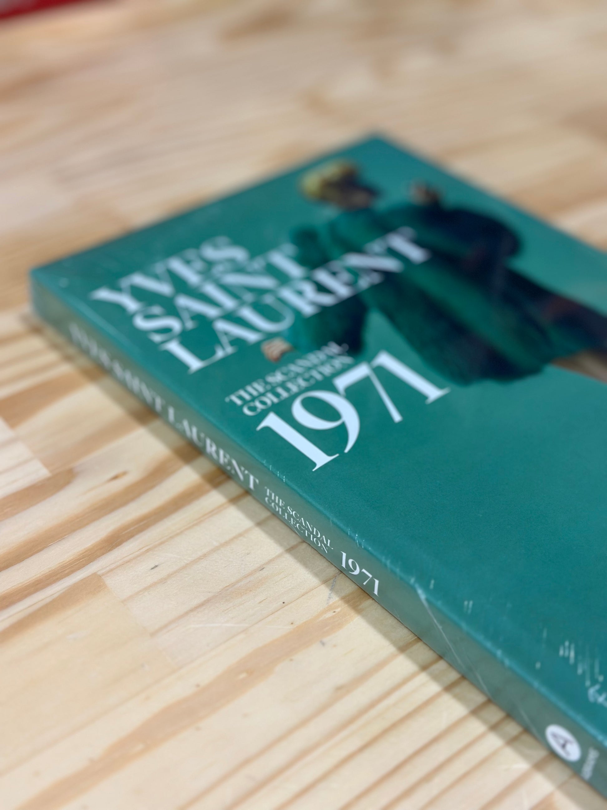 Livro Yves Saint Laurent The Scandal Collection, 1971 Abrams Books - Modern Mood