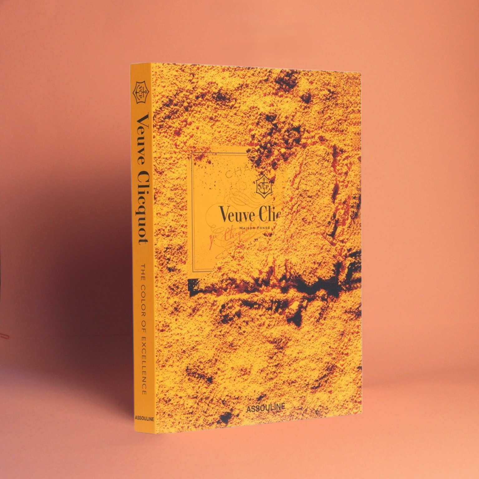 Livro Assouline Veuve Clicquot coffee table book de luxo com capa em linho e hot-stamp dourado