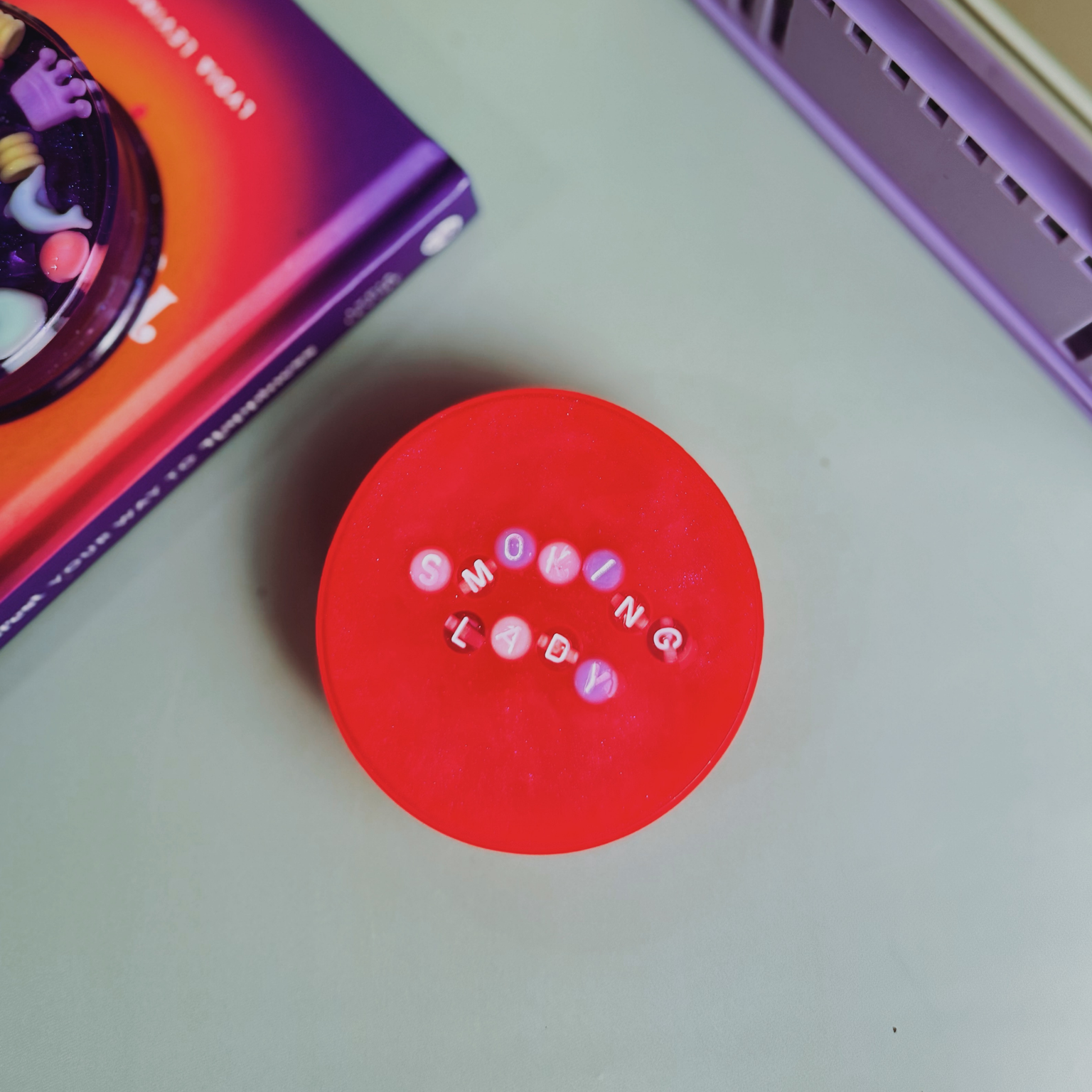 Mood Grinders: grinder neon de resina 7 cm com acabamento glossy e frases divertidas - Modern Mood