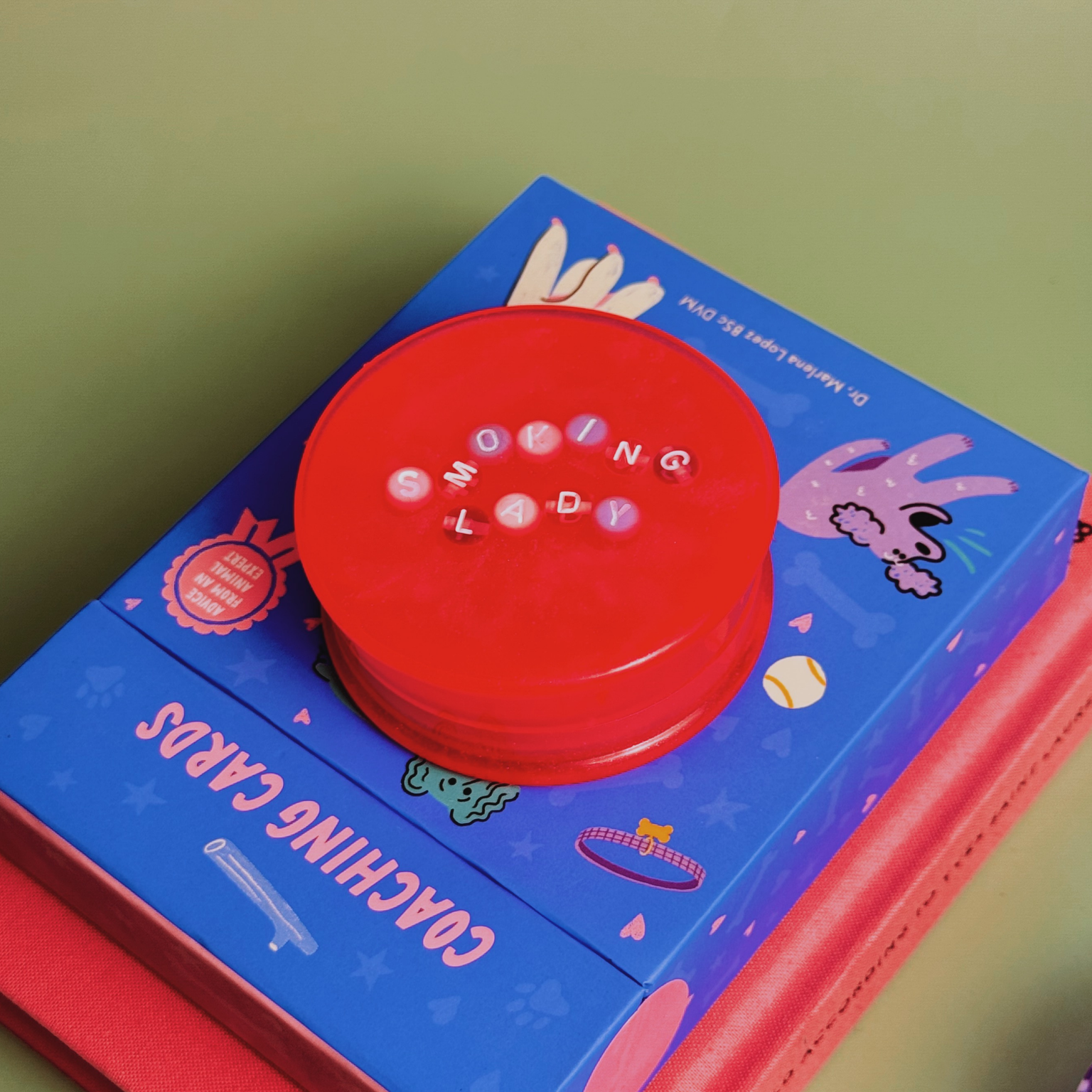Mood Grinders: grinder neon de resina 7 cm com acabamento glossy e frases divertidas - Modern Mood