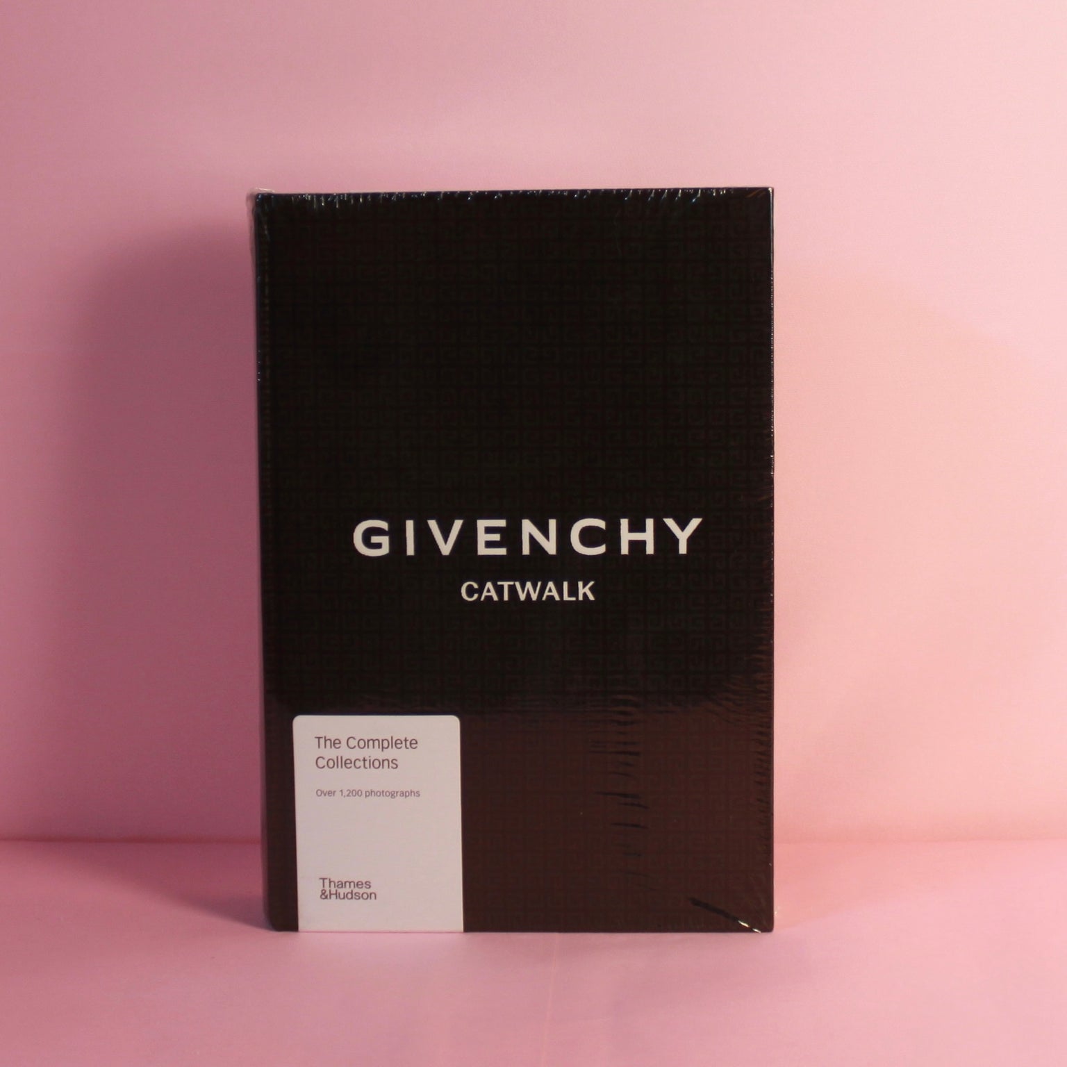 Livro Givenchy Catwalk The Complete Collections, capa dura, Thames & Hudson, coffee table book de moda