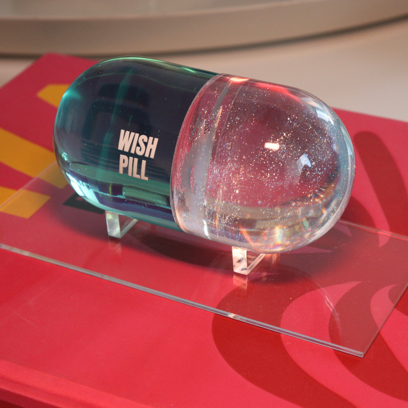 Adorno Wish Pill Verde colecionável com suporte/caixa em acrílico, objeto decorativo moderno da Modern Mood