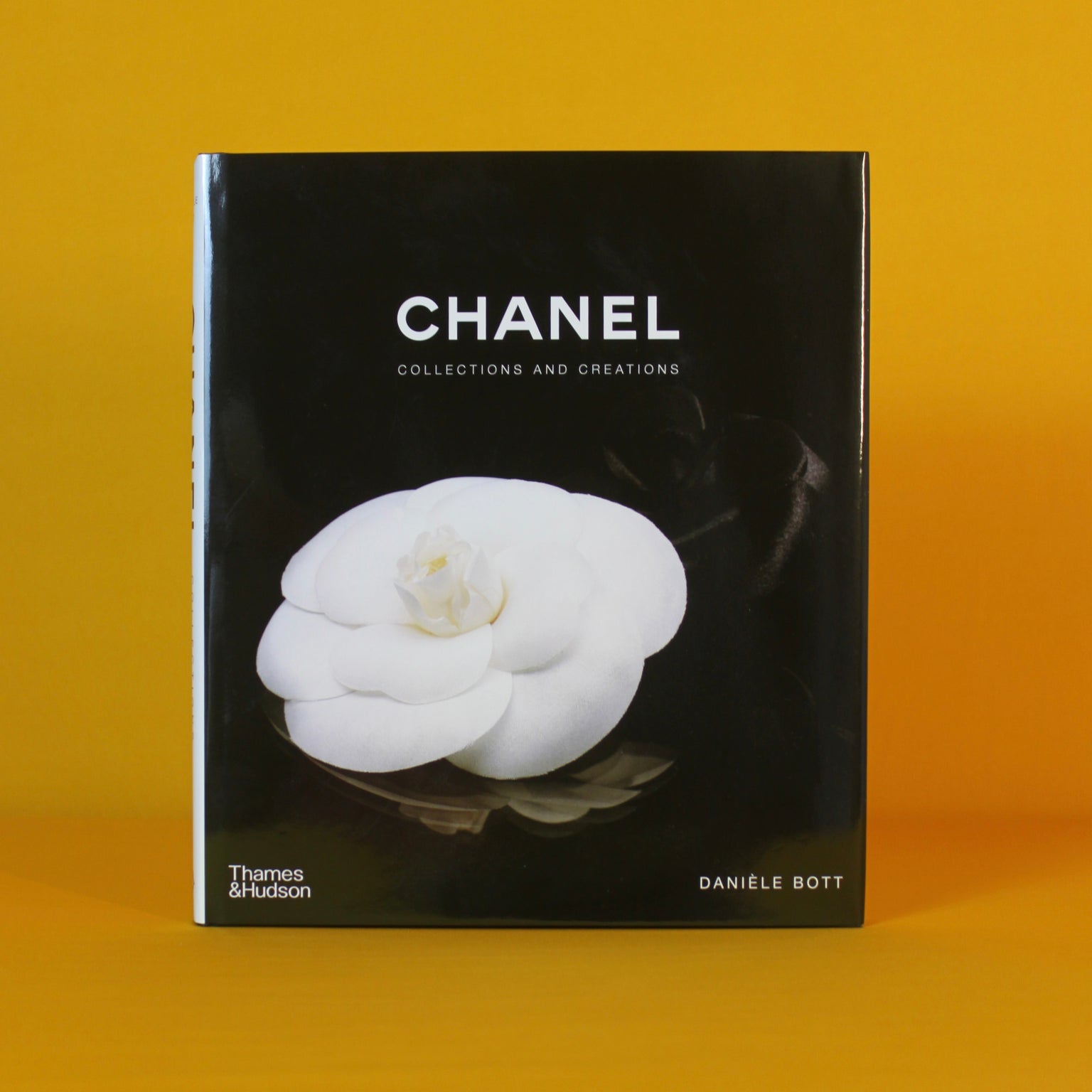 Livro Chanel Collections and Creations da Thames & Hudson em capa dura sobre moda e decoração
