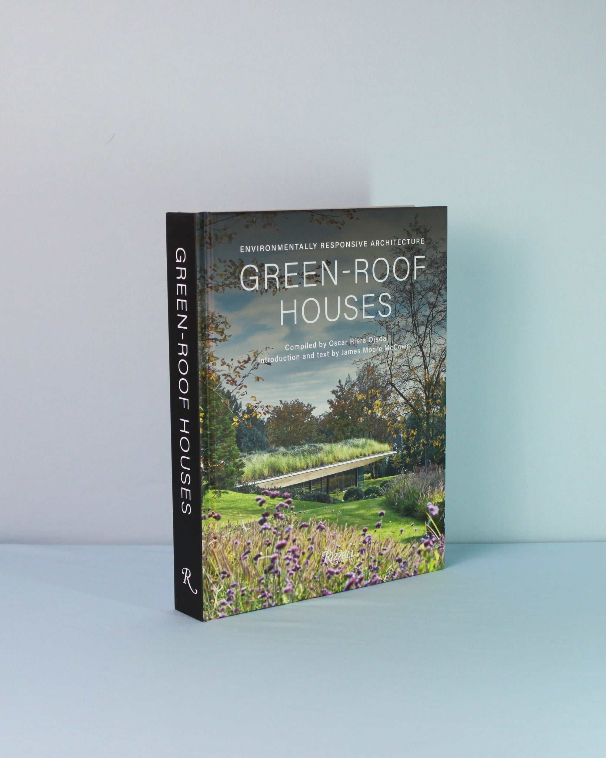 Livro Green-roof Houses Rizzoli em capa dura, coffee table book de arquitetura sustentável e decoração sofisticada
