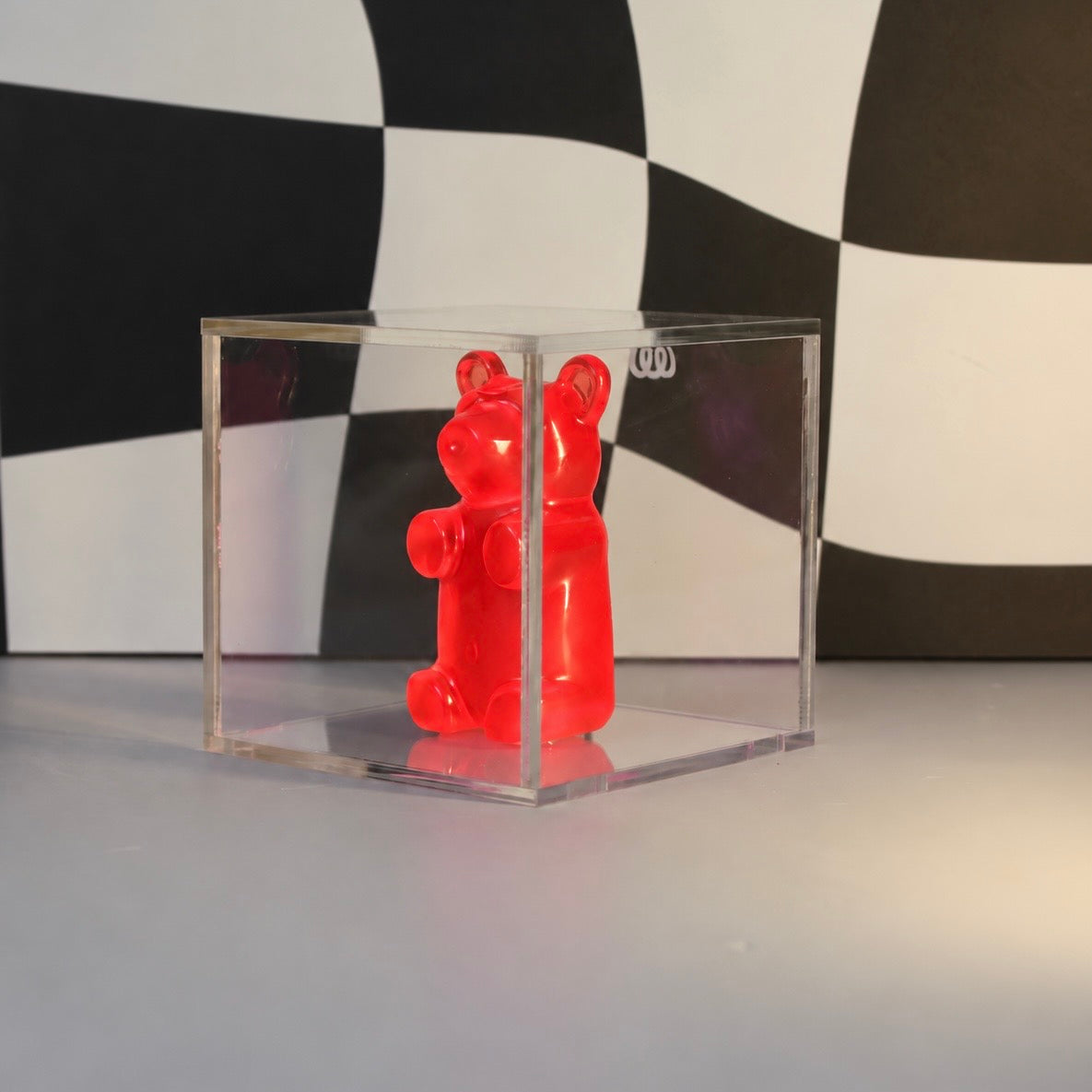 Gummy Bear no Cubo em caixa de acrílico, escultura decorativa pop da Modern Mood