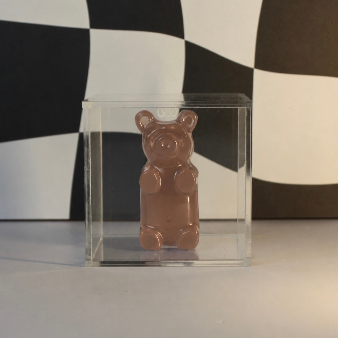 Gummy Bear no Cubo em caixa de acrílico, escultura decorativa pop da Modern Mood