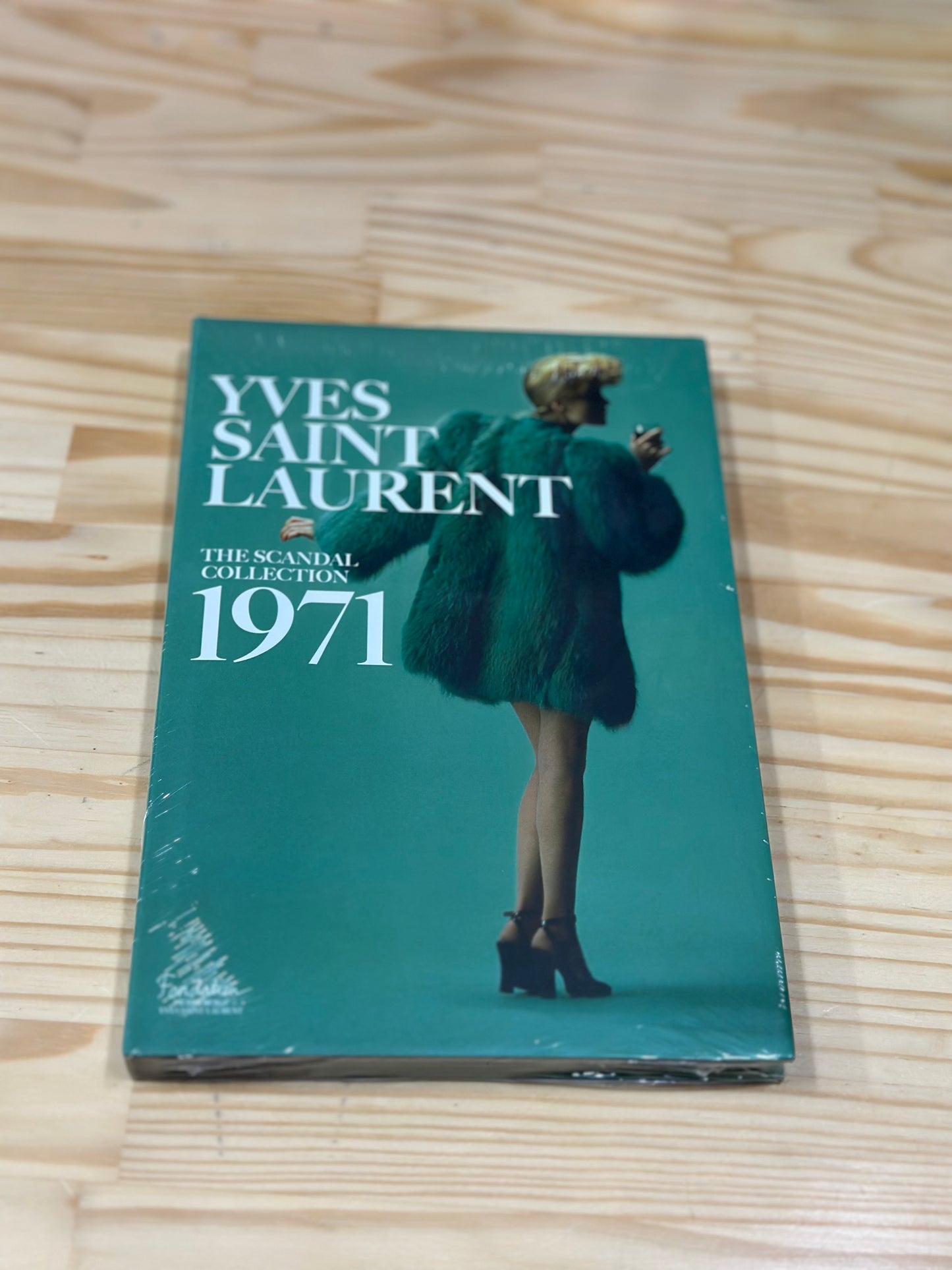 Livro Yves Saint Laurent The Scandal Collection, 1971 Abrams Books - Modern Mood