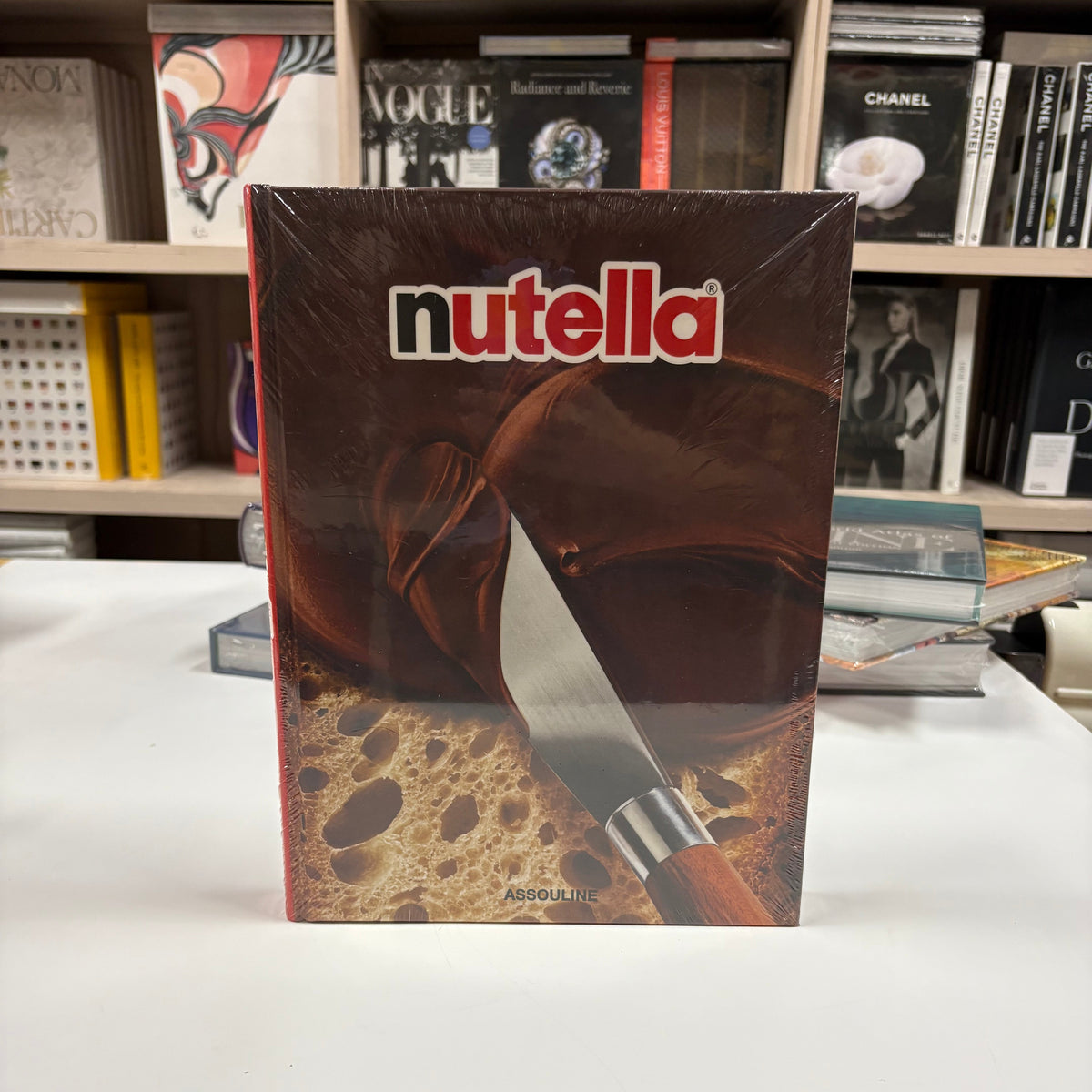 Livro Nutella Assouline de capa dura sobre mesa de centro em living sofisticado com décor contemporâneo