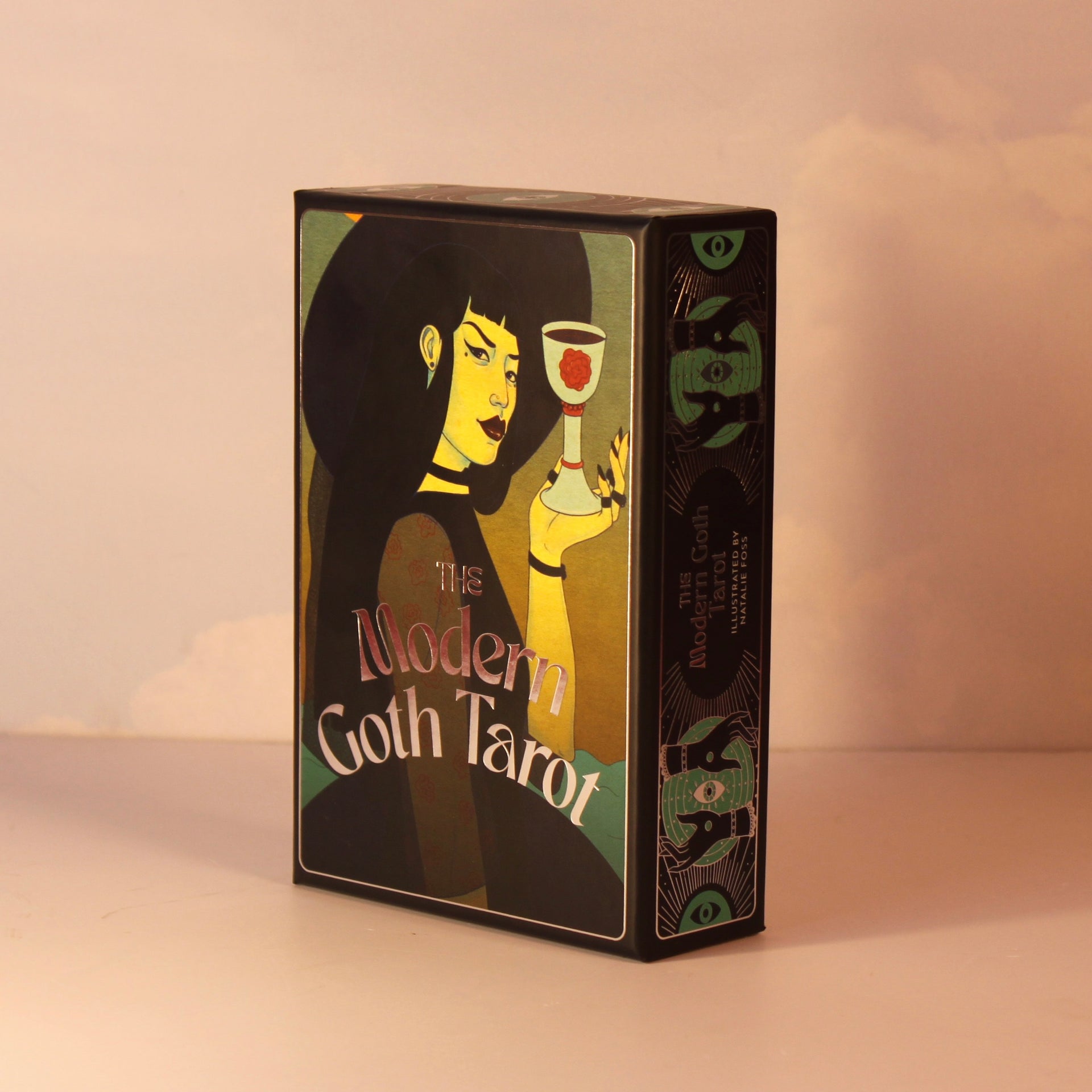 Livro The Modern Goth Tarot Deck: Baralho de Tarô e Guia Ilustrado