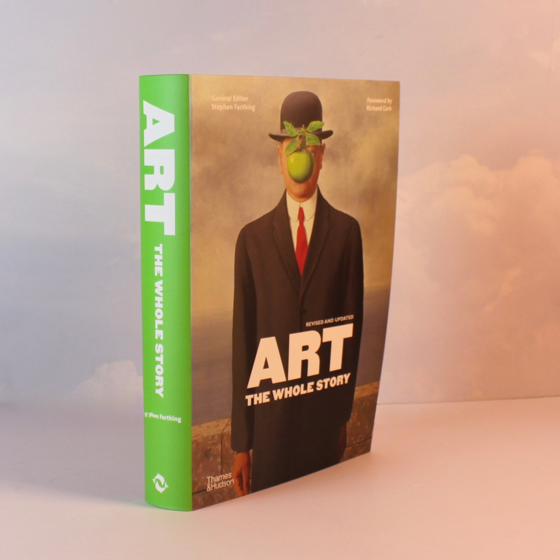Livro Art: The Whole Story com capa da obra 'O Beijo' de Gustav Klimt sobre mesa de centro em sala de estar com design contem