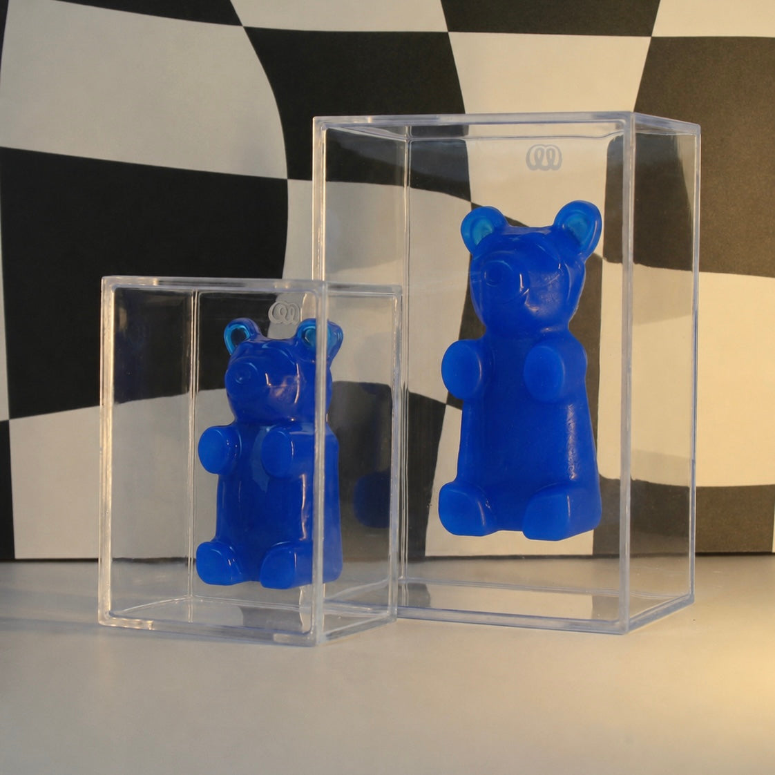 Urso Gummy Bear decorativo em resina da Modern Mood, disponível nas versões individual ou com caixa em acrílico