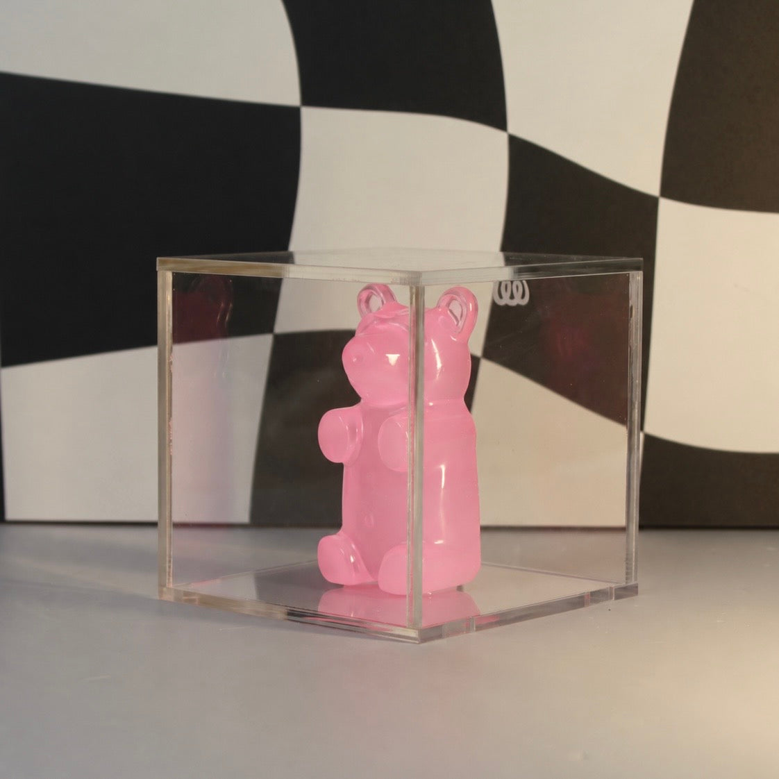 Gummy Bear no Cubo em caixa de acrílico, escultura decorativa pop da Modern Mood