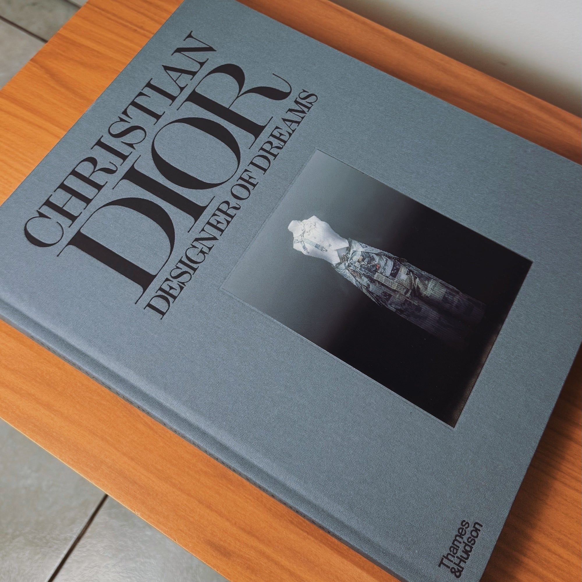 Livro Christian Dior - Designer Of Dreams - Thames & Hudson - Modern Mood