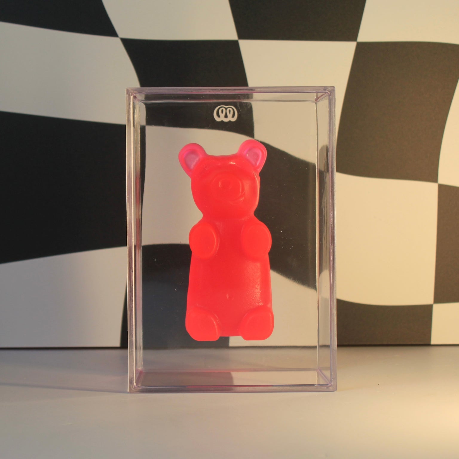 Urso Gummy Bear decorativo em resina da Modern Mood, disponível nas versões individual ou com caixa em acrílico