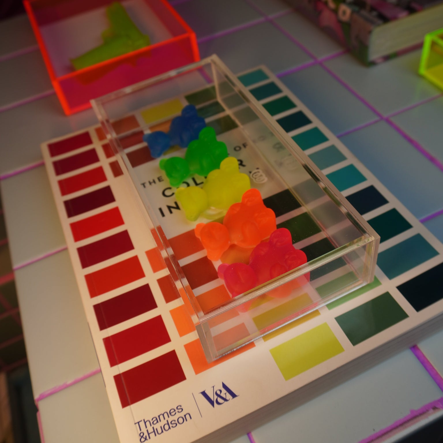 Gummy Display - Ursos no Acrilico Neon