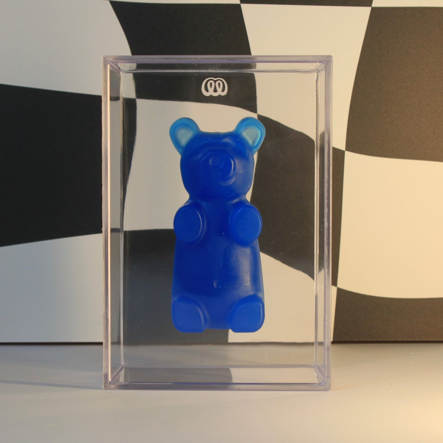 Urso Gummy Bear decorativo em resina da Modern Mood, disponível nas versões individual ou com caixa em acrílico