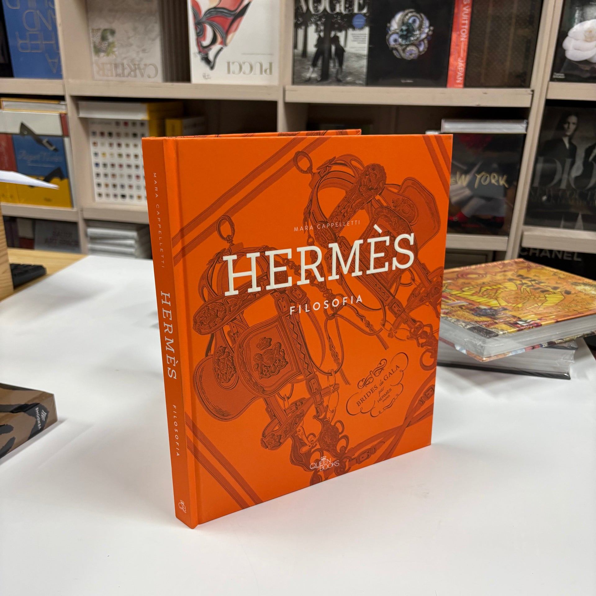 Livro Hermes Filosofia White Star em capa dura sobre mesa de centro elegante, compondo décor sofisticado com livros e objetos