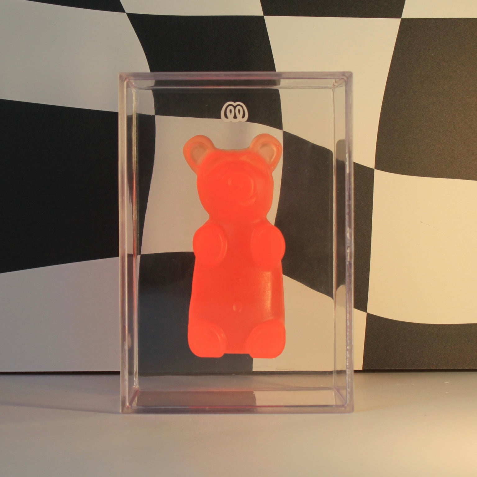 Urso Gummy Bear decorativo em resina da Modern Mood, disponível nas versões individual ou com caixa em acrílico