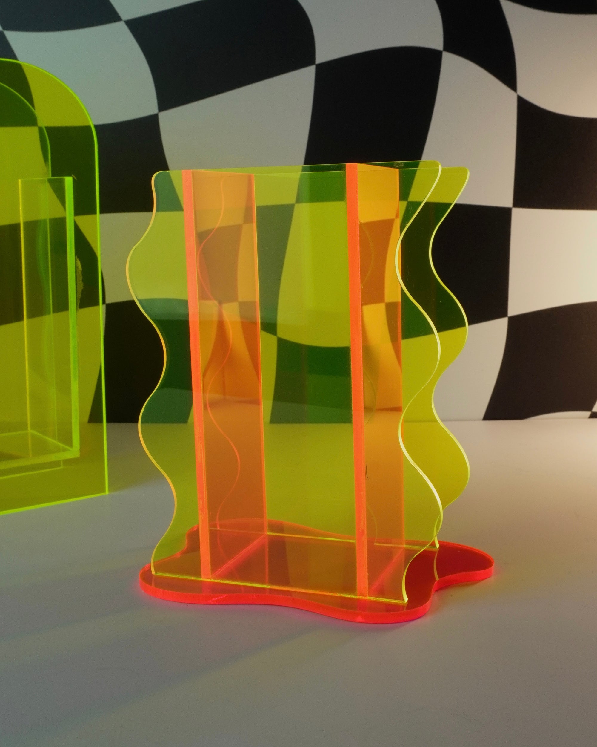 Vaso de acrílico neon Wave translúcido com design orgânico para decoração moderna