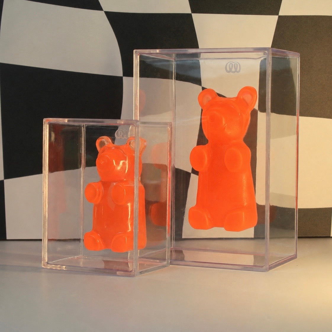 Urso Gummy Bear decorativo em resina da Modern Mood, disponível nas versões individual ou com caixa em acrílico