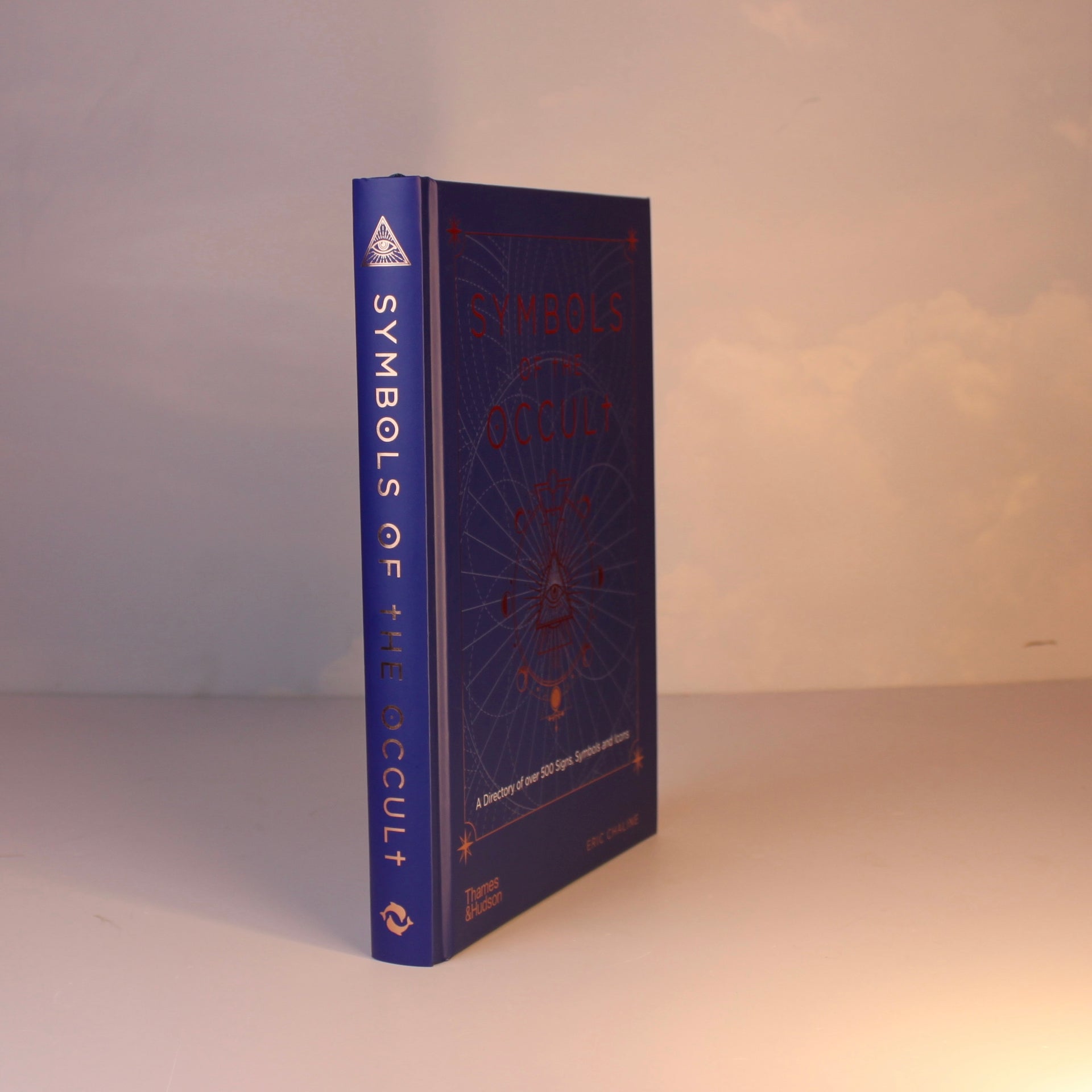 Livro Symbols of the Occult - Eric Chaline (Thames & Hudson)