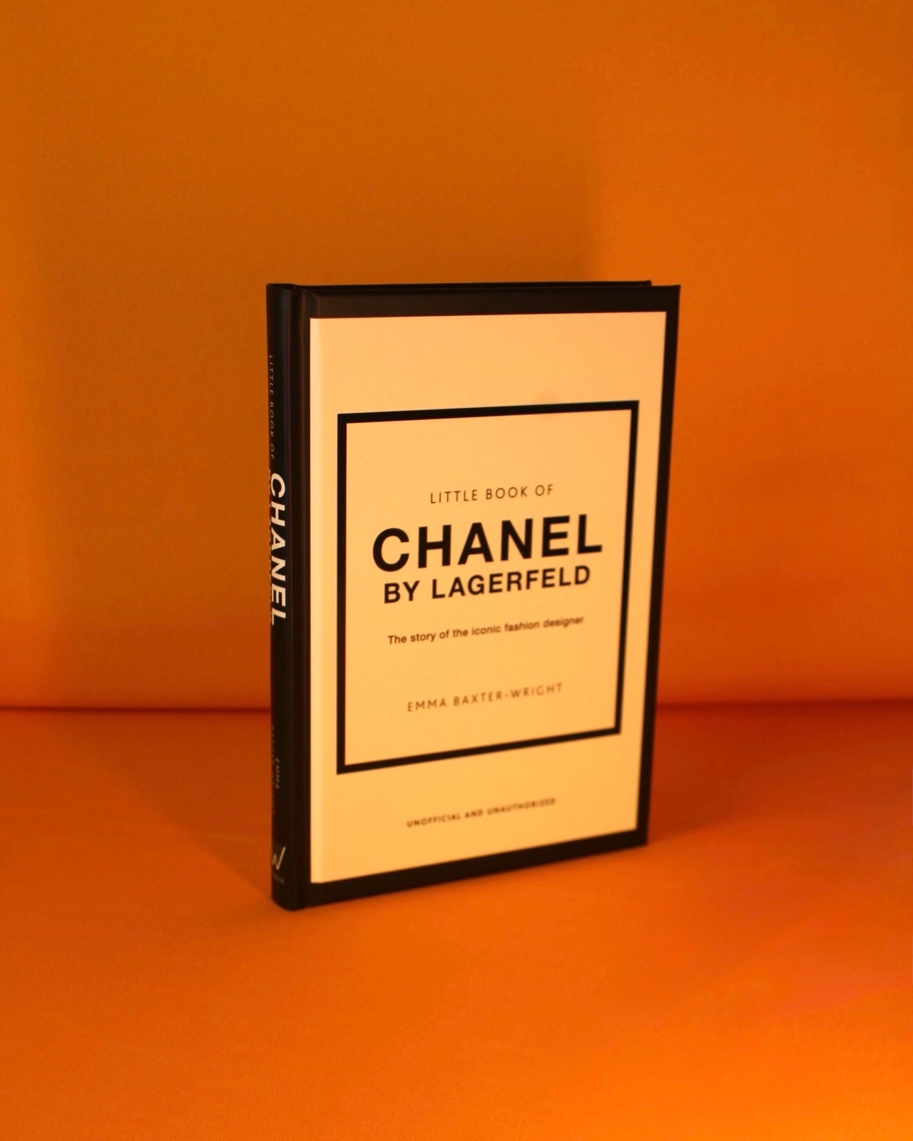 Livro Little Book of Chanel by Lagerfeld: O Legado de um Ícone (Capa Dura) - Modern Mood