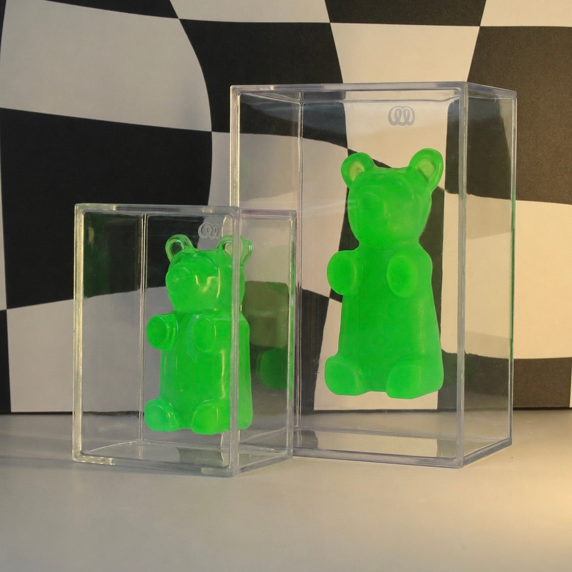 Urso Gummy Bear decorativo em resina da Modern Mood, disponível nas versões individual ou com caixa em acrílico