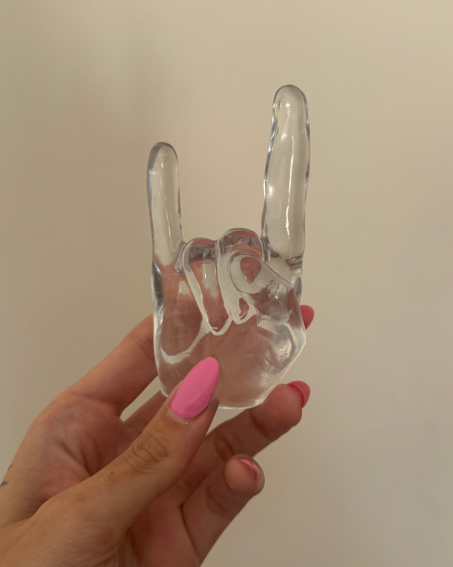 Adorno Rocky em resina da Modern Mood, objeto decorativo pop 2 em 1 que funciona como porta-anéis
