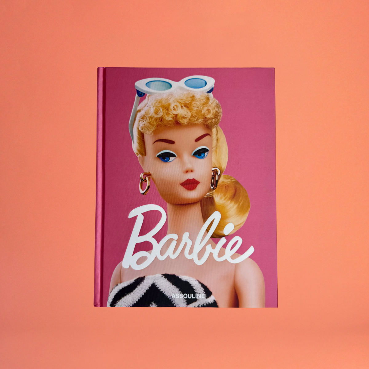 Livro Barbie Assouline em edição de luxo com capa dura rosa decorativa