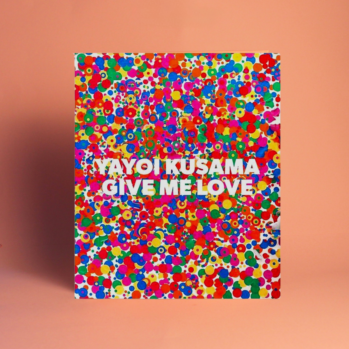 Livro Yayoi Kusama: Give me Love David Zwirner Books - Produto premium da coleção Modern Mood