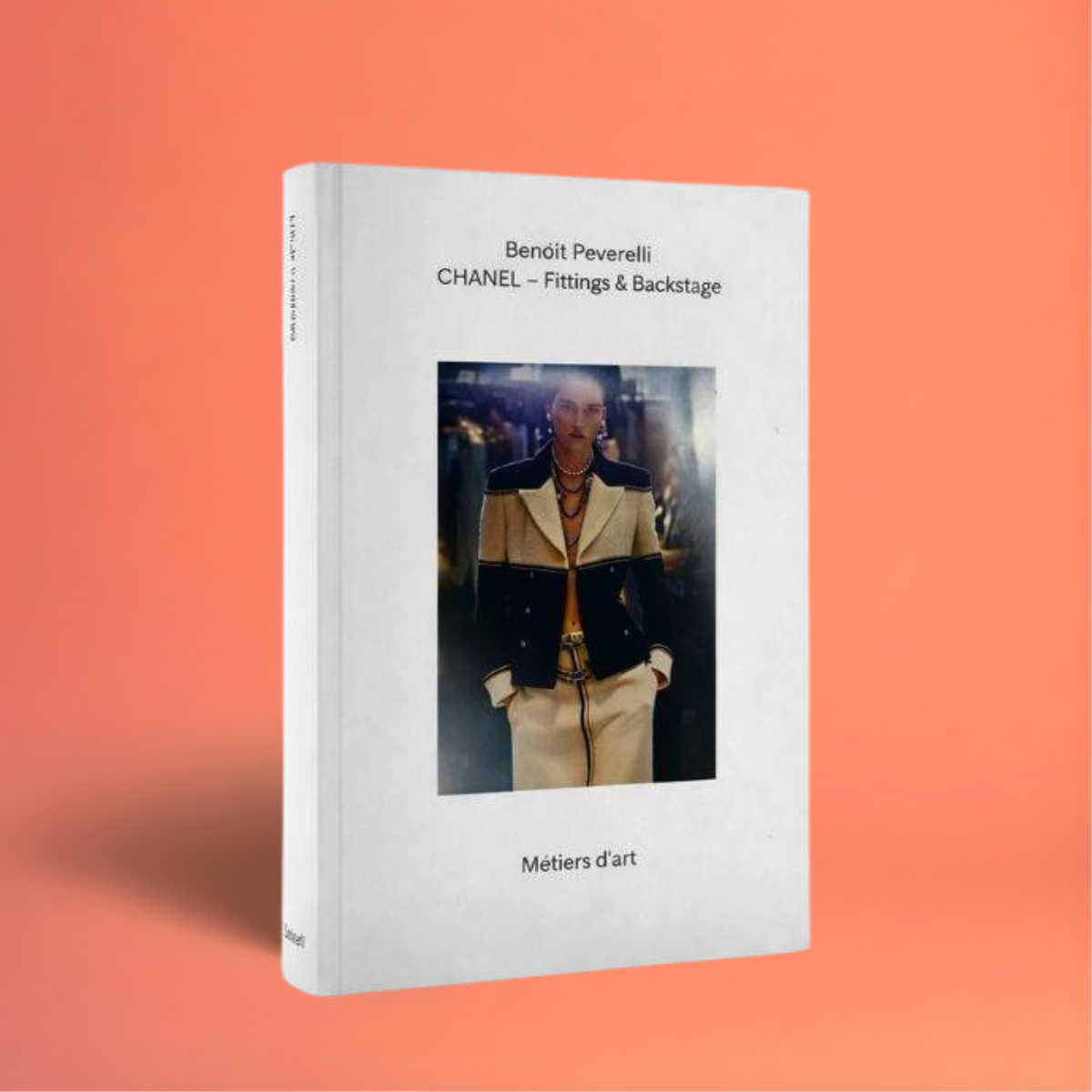 Livro Chanel Fittings and Backstage Métiers d’Art em capa dura, grande formato, coffee table book de luxo