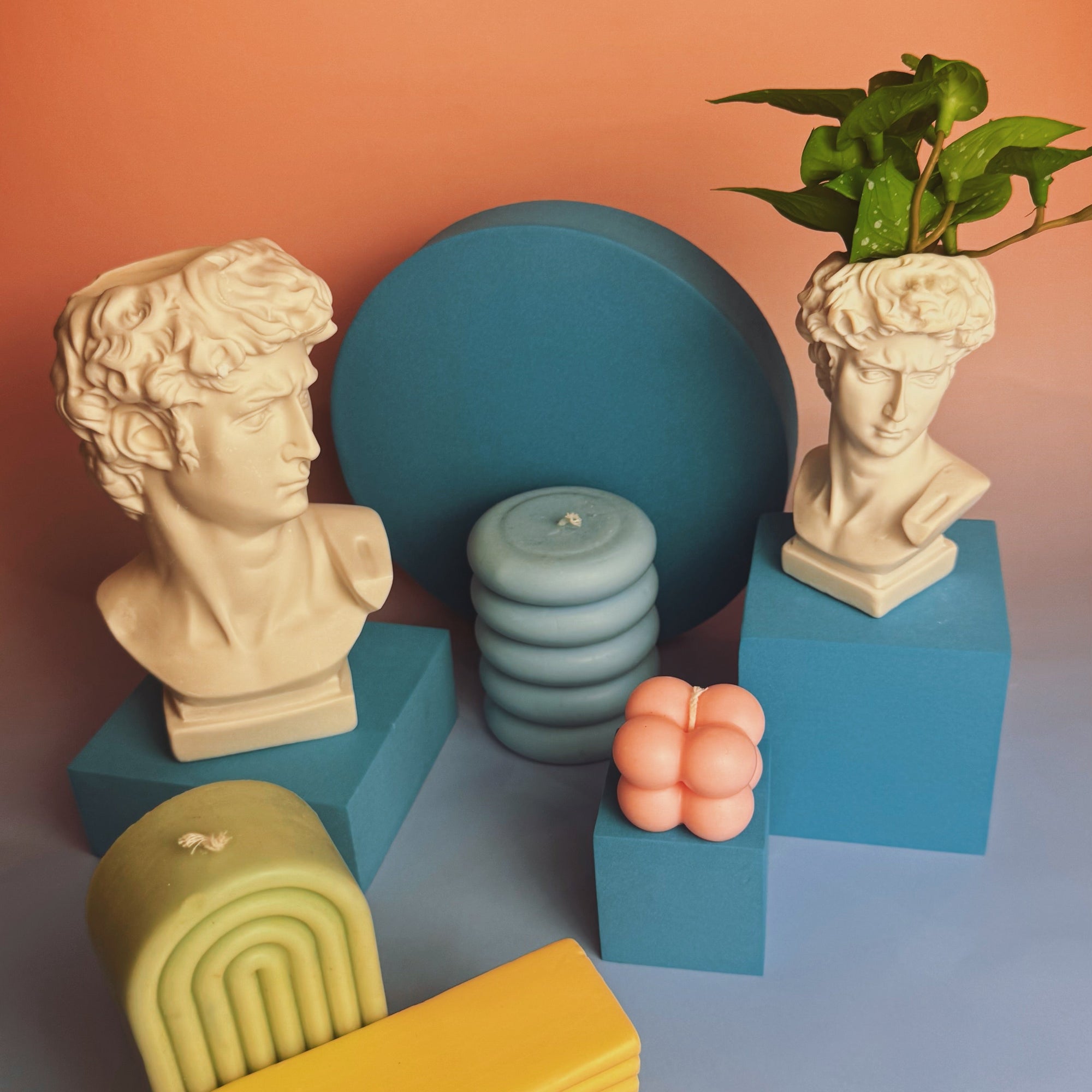 Vaso David decorativo em resina off-white, estilo escultural, para plantas pequenas e arranjos secos