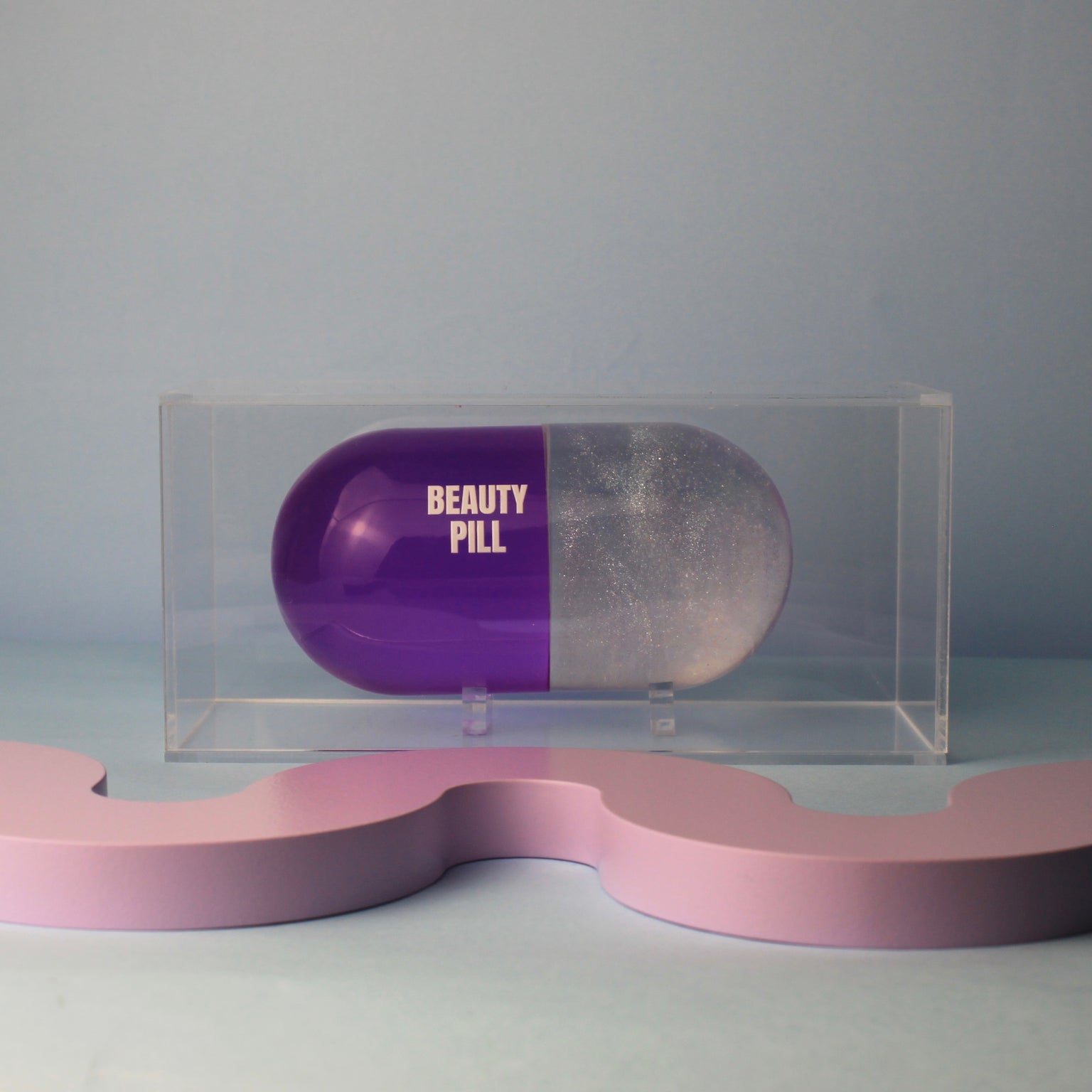 Adorno Thamires Pill Beauty Pill lilás com opções de suporte e caixa acrílica na Modern Mood