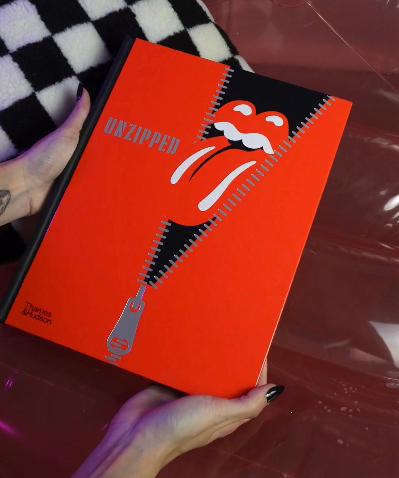 Livro The Rolling Stones Unzipped da Thames & Hudson em edição de capa dura para coleção e decoração
