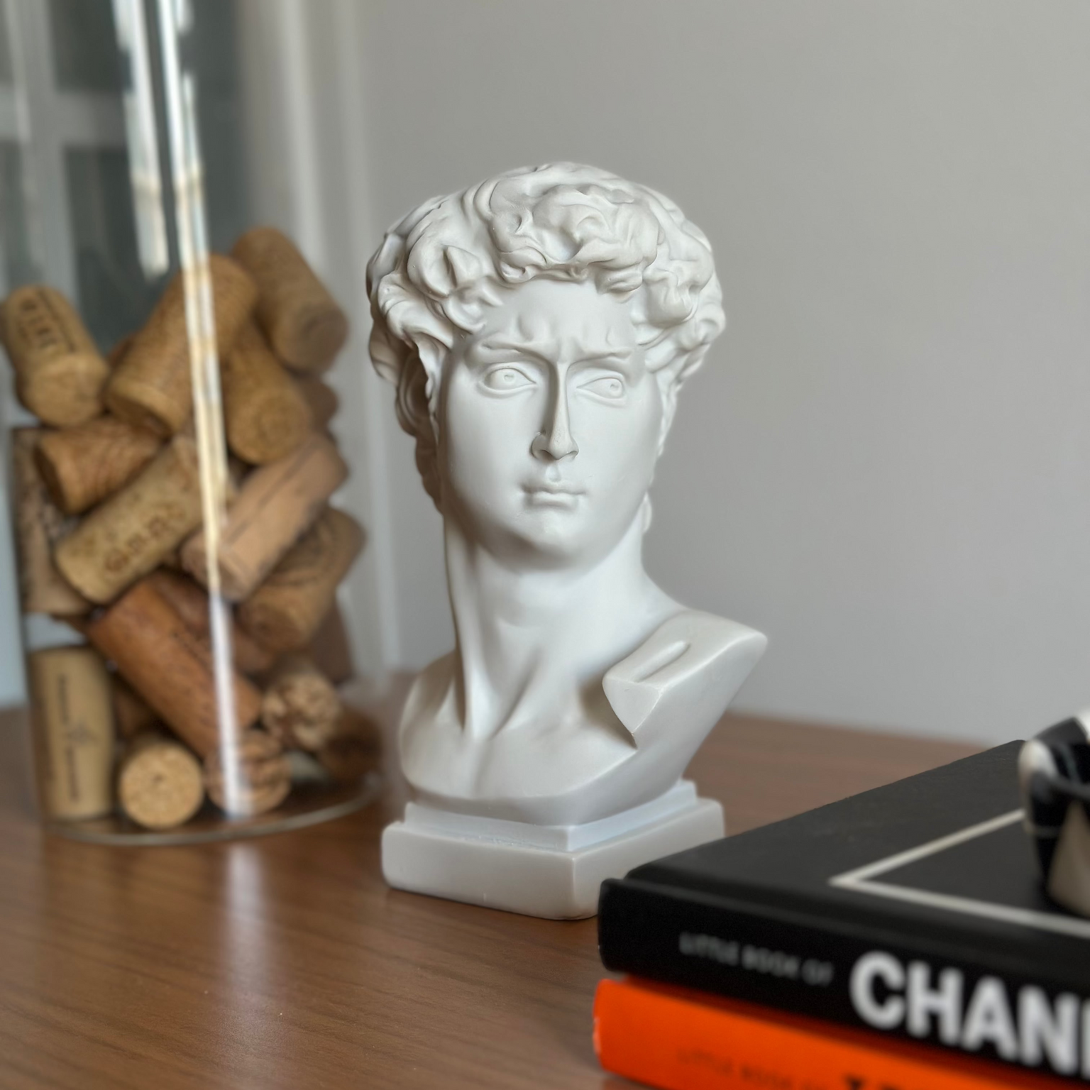 Vaso David decorativo em resina off-white, estilo escultural, para plantas pequenas e arranjos secos