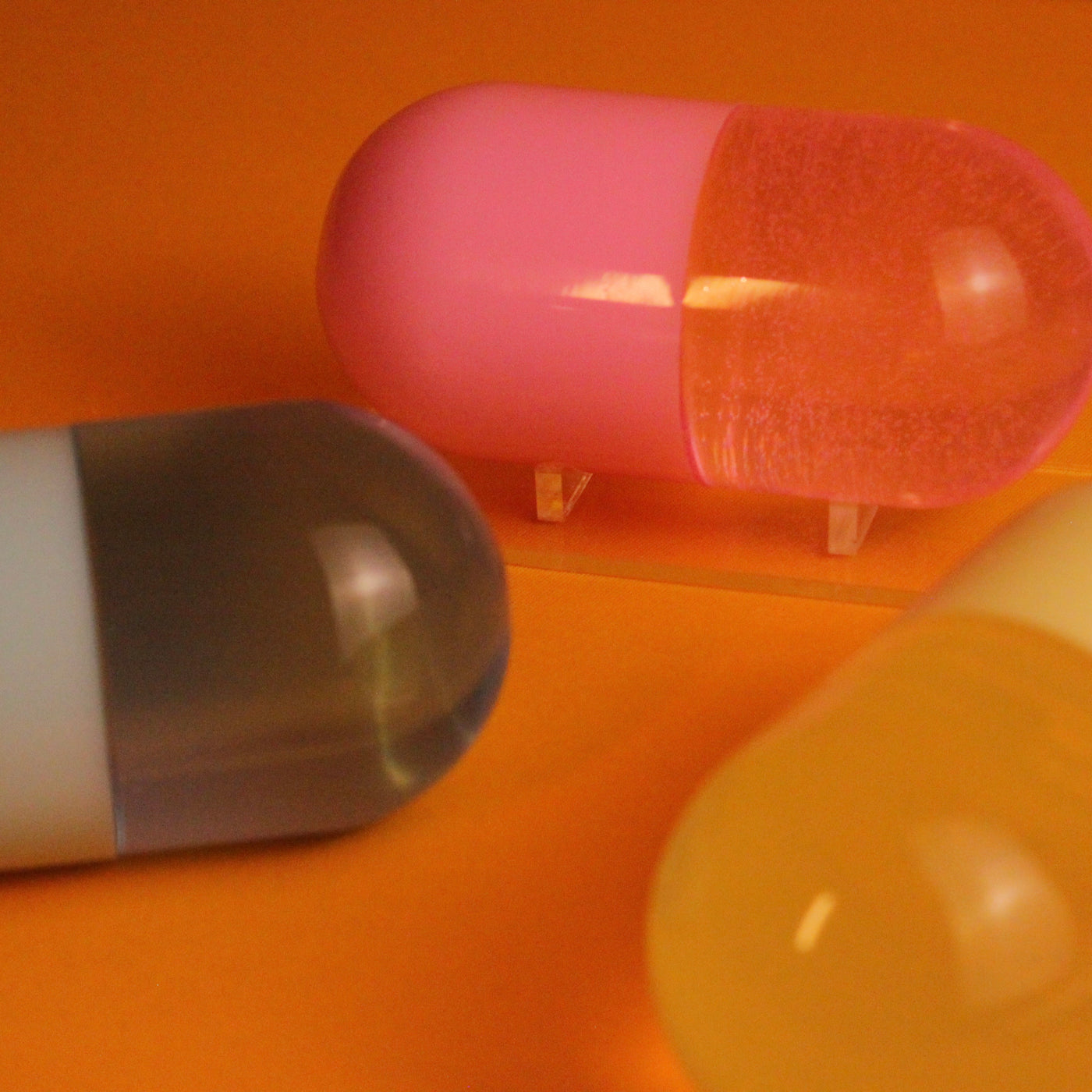 Adorno decorativo Antidote Labs Pill Modern Mood em formato de cápsula colorida para decoração e design de interiores