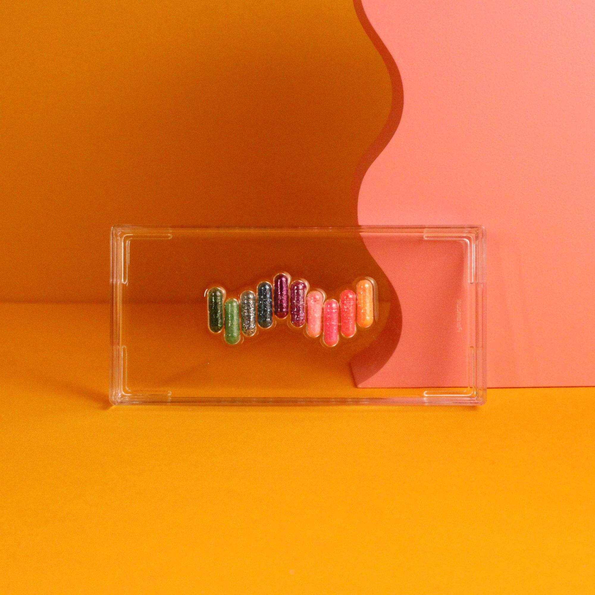 Bandeja Labs Tray de acrílico com cápsulas coloridas em resina, peça decorativa premium da Modern Mood
