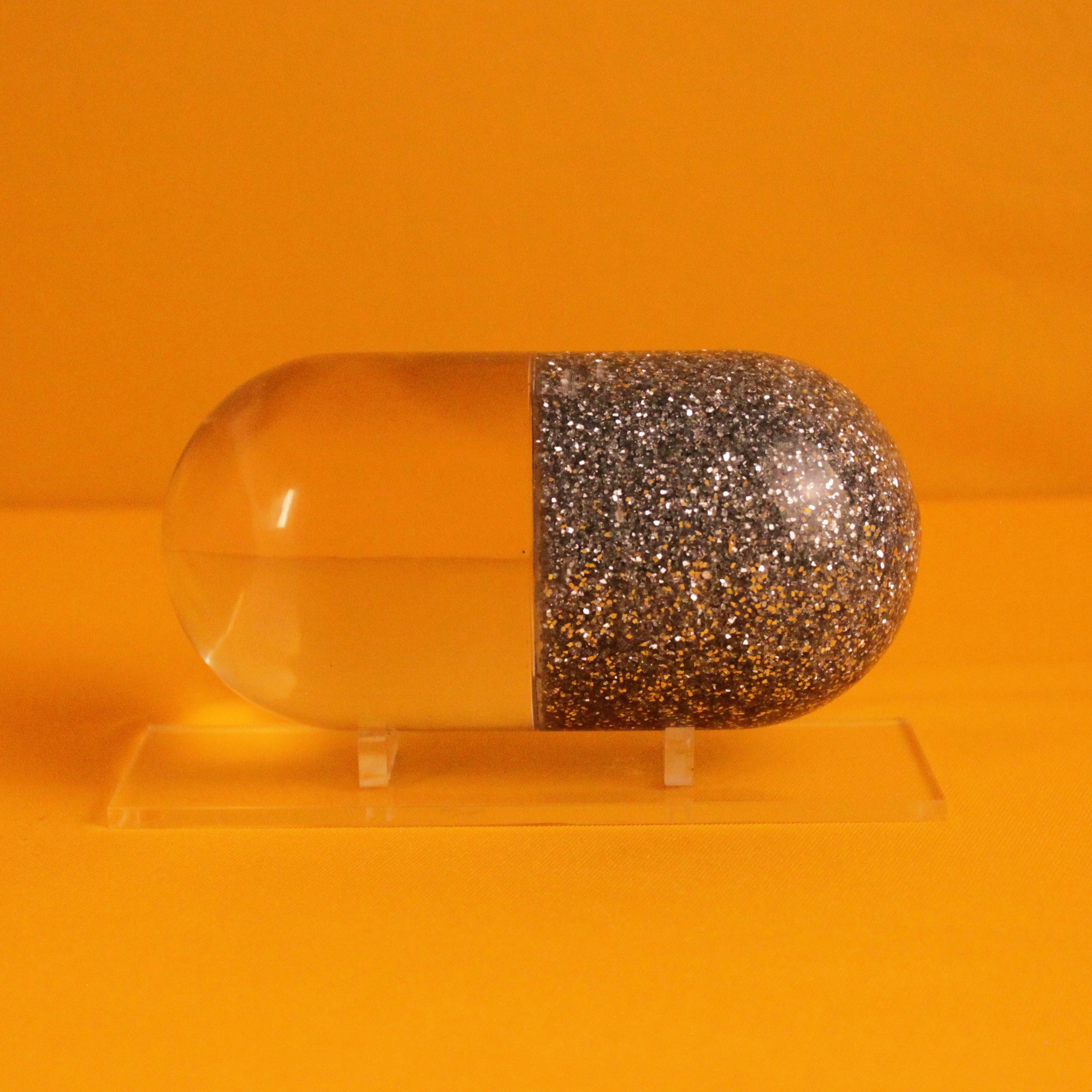 Adorno decorativo Silver Pill Special Edition prateado da Antidote Labs com acabamento metálico brilhante