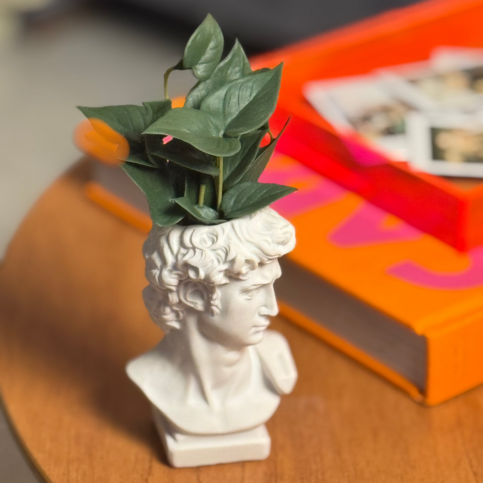 Vaso David decorativo em resina off-white, estilo escultural, para plantas pequenas e arranjos secos