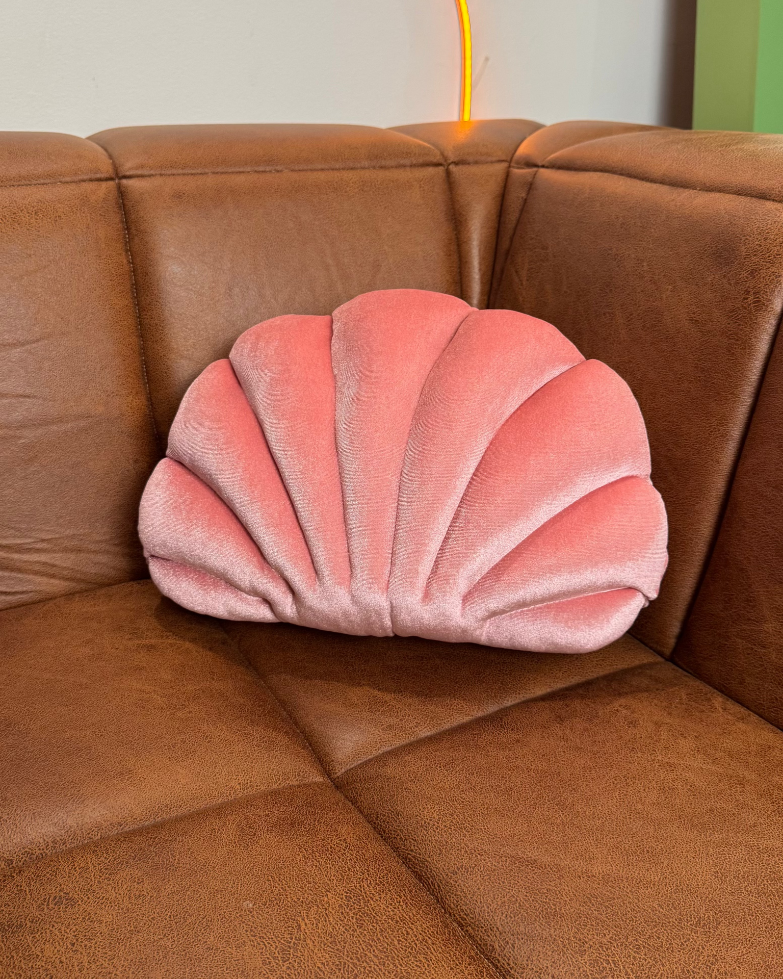 Almofada Concha decorativa com toque veludo 35x25 cm em cores premium da Modern Mood