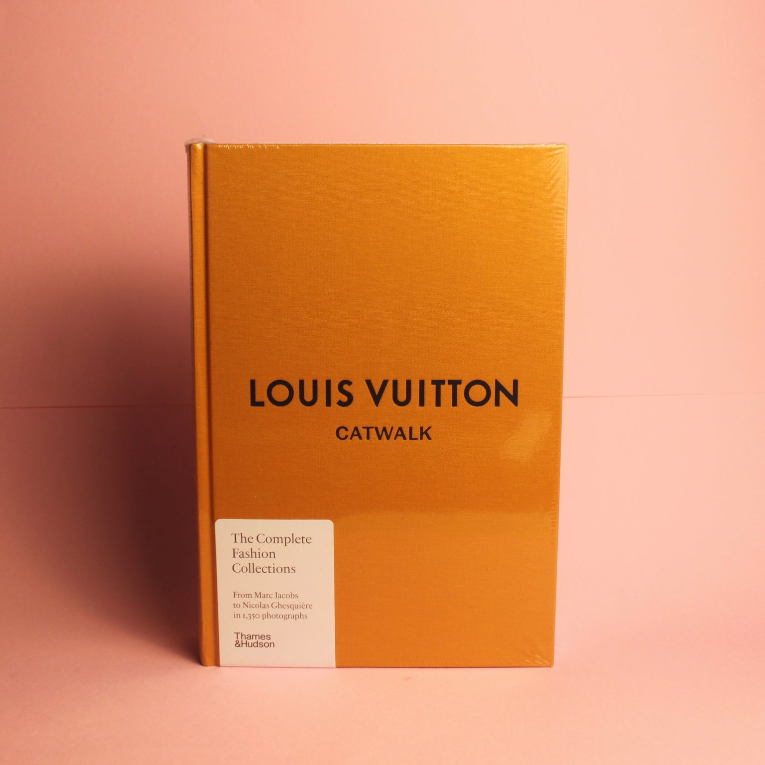 Livro Louis Vuitton Catwalk em capa dura, edição Thames & Hudson, coffee table book de luxo - Modern Mood