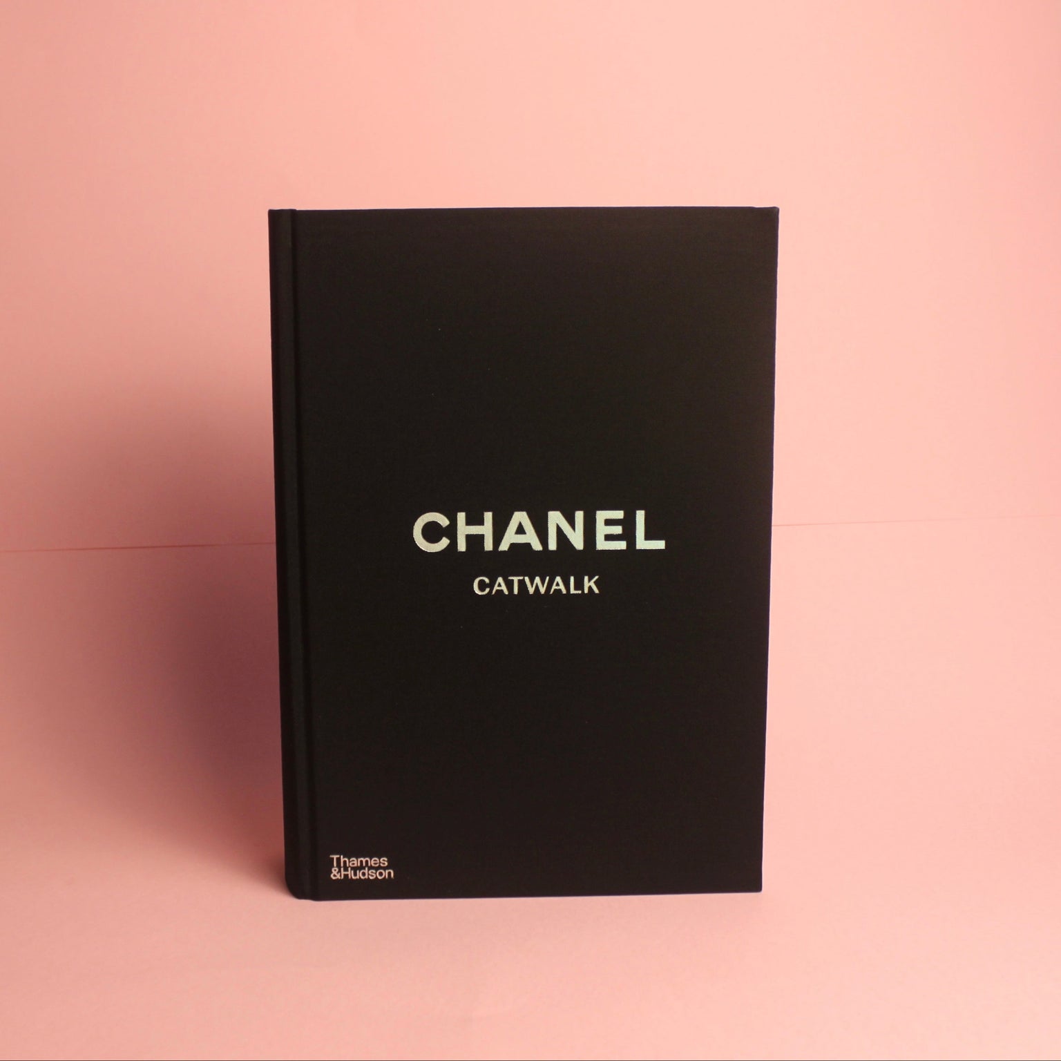 Livro Chanel - Catwalk - The Complete Collections Revised Edition Thames & Hudson - Produto premium da coleção Modern Mood