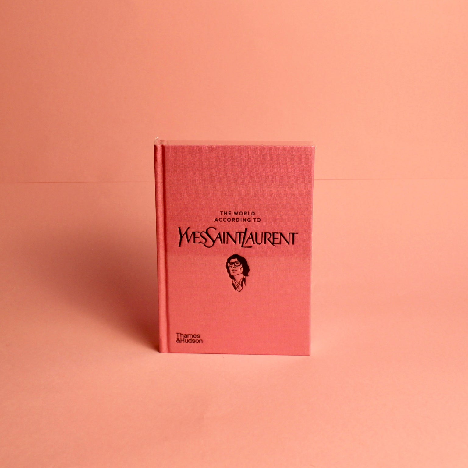 Livro The World according to Yves Saint Laurent em capa dura, Thames & Hudson, à venda na Modern Mood